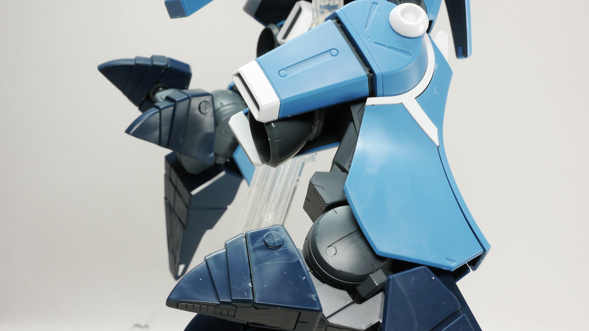 特異なスタイリングの機体を忠実に、かつ今っぽいデザインに落とし込んでいます。インコムはスタンドなどは付属せずにリード線でしか接続されませんので固定には少々苦労します。そのため曲がってしまっていますのでご了承くださいませ