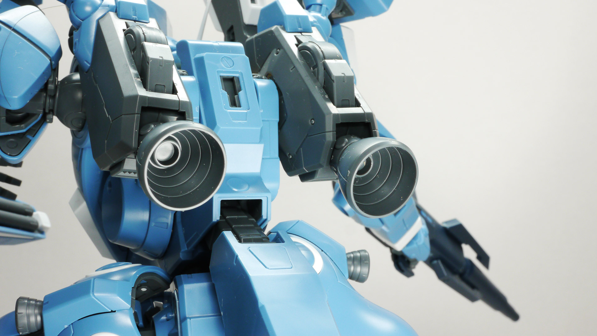 特異なスタイリングの機体を忠実に、かつ今っぽいデザインに落とし込んでいます。インコムはスタンドなどは付属せずにリード線でしか接続されませんので固定には少々苦労します。そのため曲がってしまっていますのでご了承くださいませ