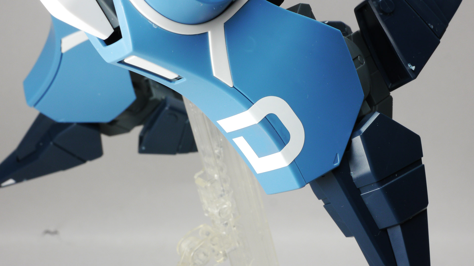 特異なスタイリングの機体を忠実に、かつ今っぽいデザインに落とし込んでいます。インコムはスタンドなどは付属せずにリード線でしか接続されませんので固定には少々苦労します。そのため曲がってしまっていますのでご了承くださいませ