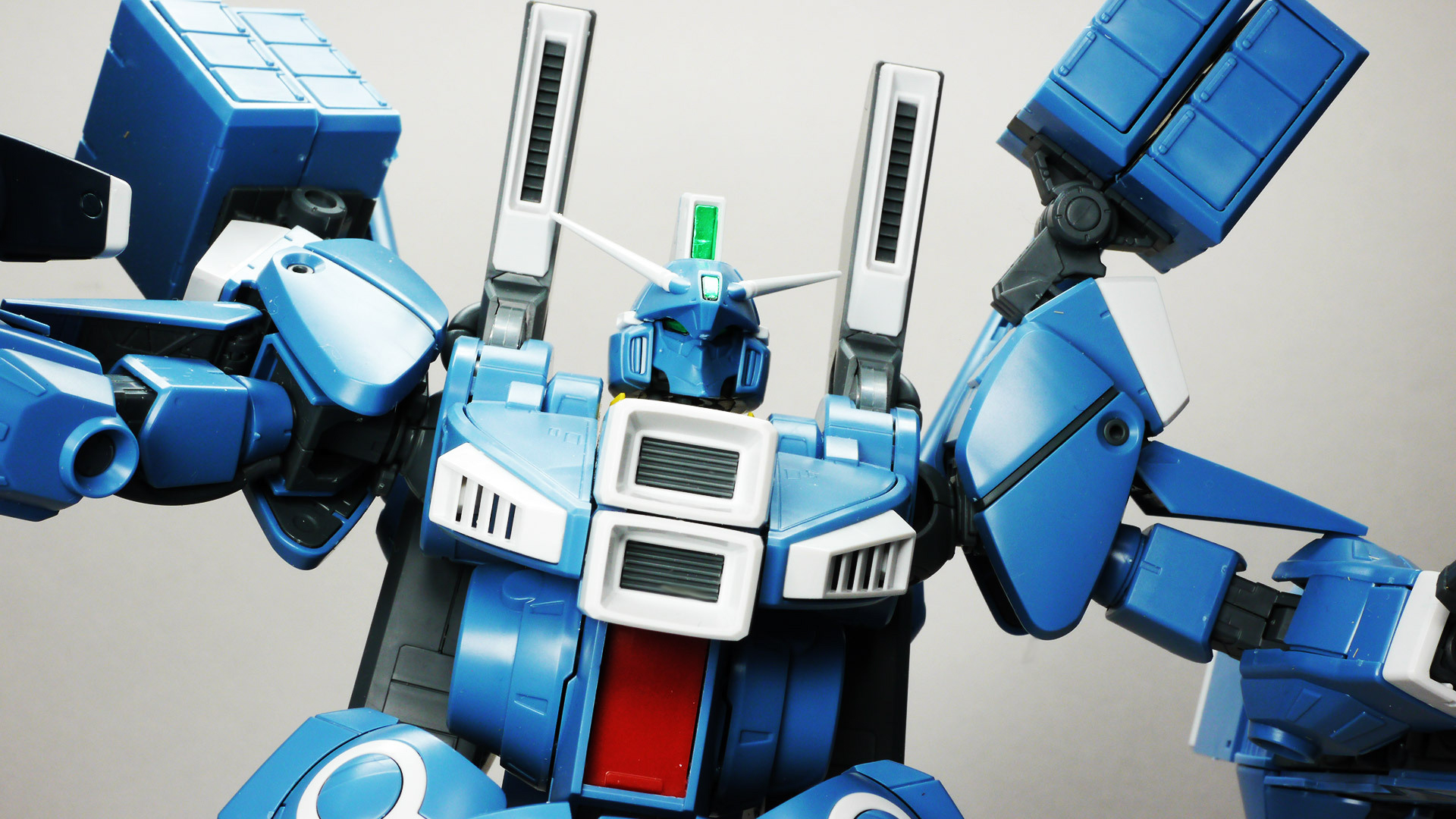 特異なスタイリングの機体を忠実に、かつ今っぽいデザインに落とし込んでいます。インコムはスタンドなどは付属せずにリード線でしか接続されませんので固定には少々苦労します。そのため曲がってしまっていますのでご了承くださいませ