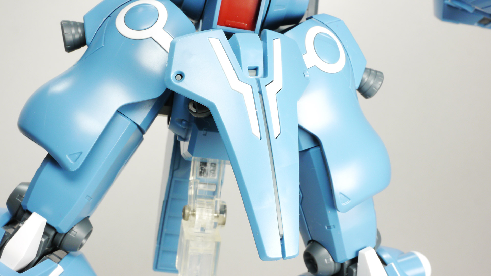 特異なスタイリングの機体を忠実に、かつ今っぽいデザインに落とし込んでいます。インコムはスタンドなどは付属せずにリード線でしか接続されませんので固定には少々苦労します。そのため曲がってしまっていますのでご了承くださいませ