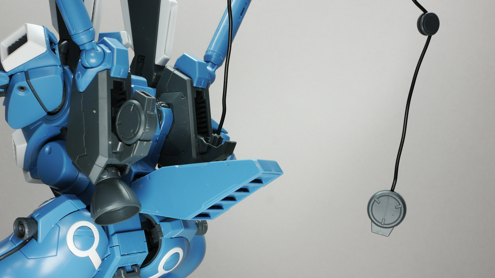 特異なスタイリングの機体を忠実に、かつ今っぽいデザインに落とし込んでいます。インコムはスタンドなどは付属せずにリード線でしか接続されませんので固定には少々苦労します。そのため曲がってしまっていますのでご了承くださいませ