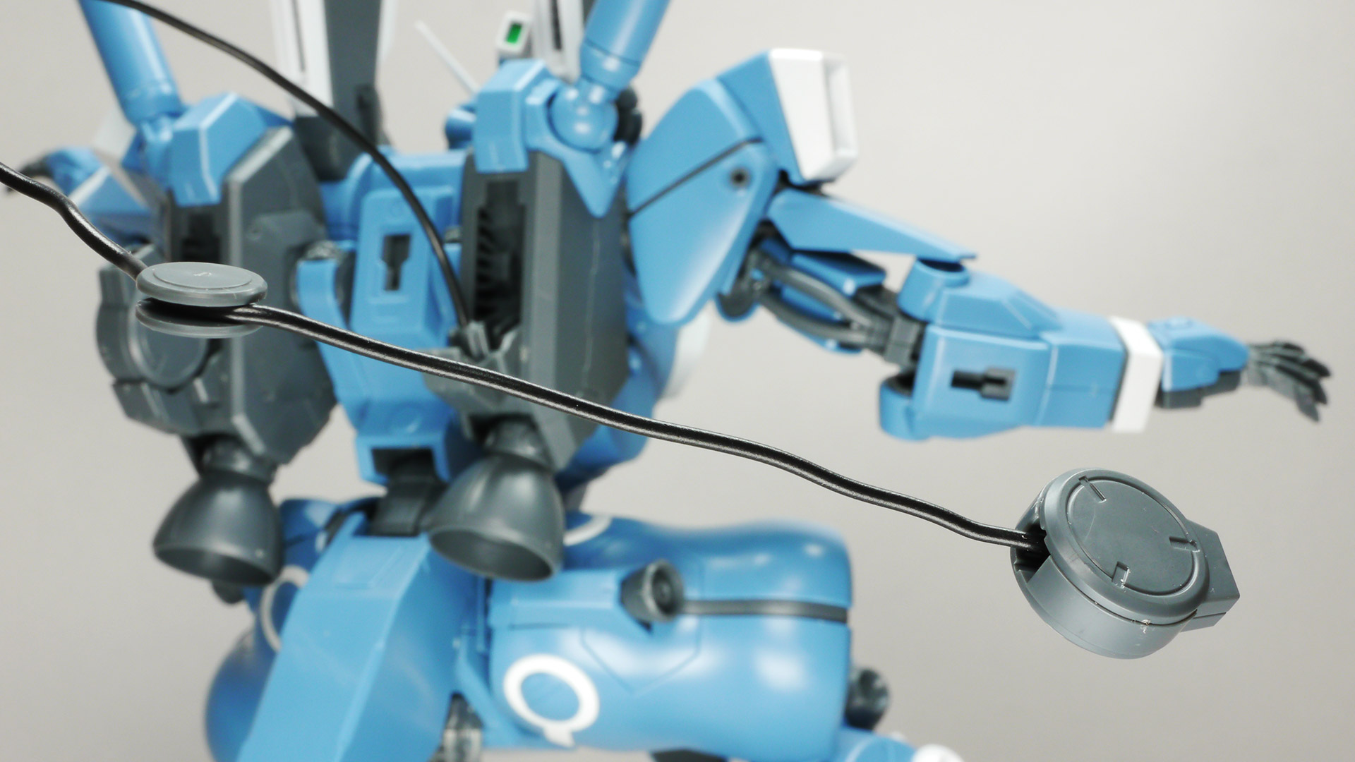 特異なスタイリングの機体を忠実に、かつ今っぽいデザインに落とし込んでいます。インコムはスタンドなどは付属せずにリード線でしか接続されませんので固定には少々苦労します。そのため曲がってしまっていますのでご了承くださいませ