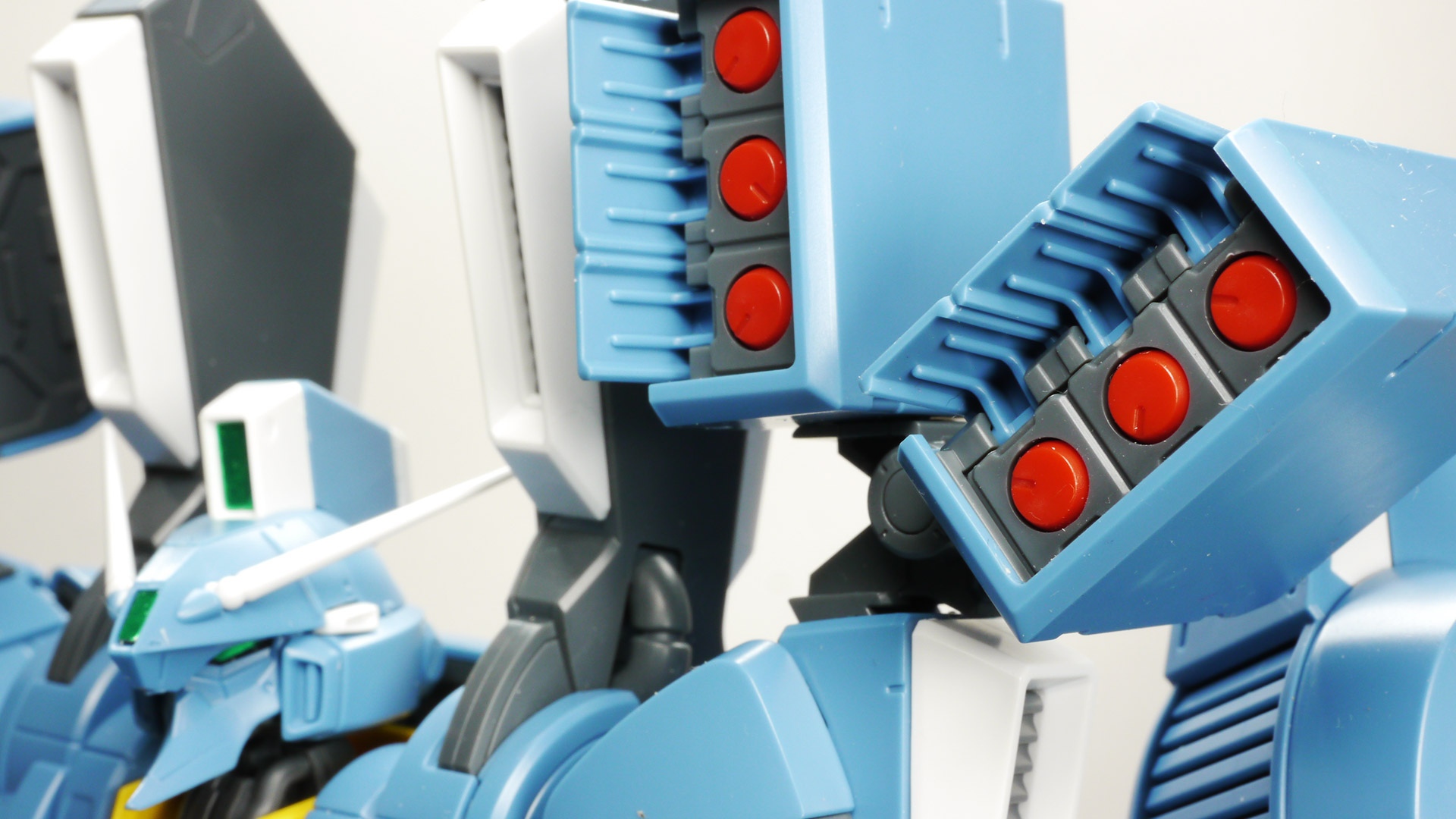 特異なスタイリングの機体を忠実に、かつ今っぽいデザインに落とし込んでいます。インコムはスタンドなどは付属せずにリード線でしか接続されませんので固定には少々苦労します。そのため曲がってしまっていますのでご了承くださいませ