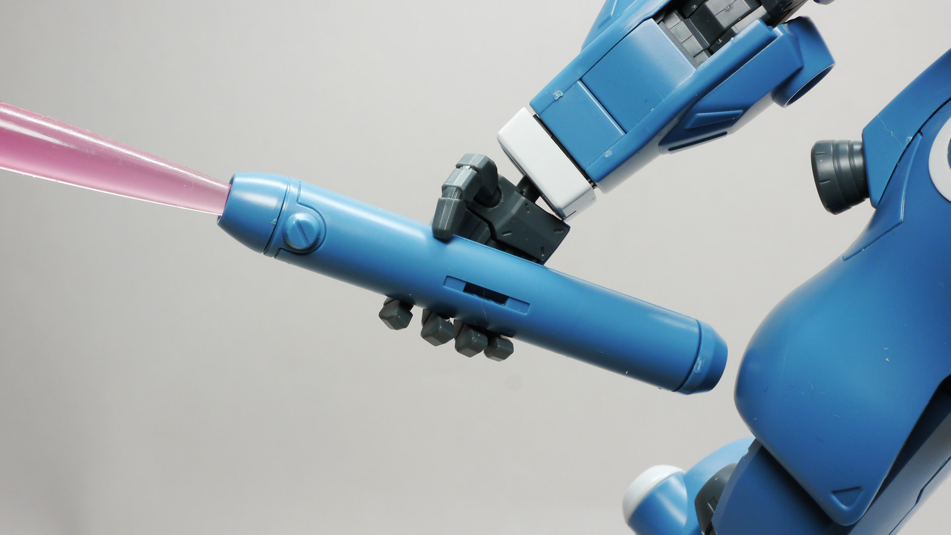 特異なスタイリングの機体を忠実に、かつ今っぽいデザインに落とし込んでいます。インコムはスタンドなどは付属せずにリード線でしか接続されませんので固定には少々苦労します。そのため曲がってしまっていますのでご了承くださいませ