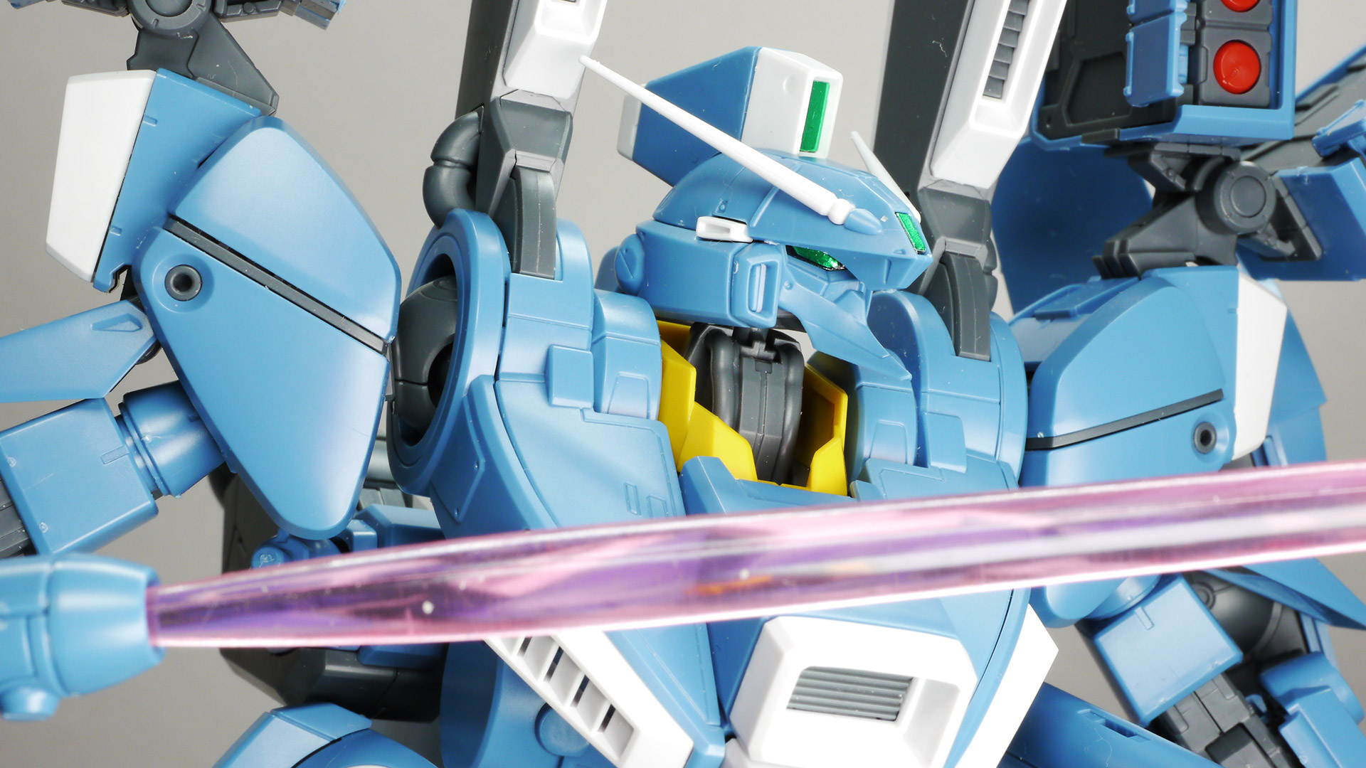 特異なスタイリングの機体を忠実に、かつ今っぽいデザインに落とし込んでいます。インコムはスタンドなどは付属せずにリード線でしか接続されませんので固定には少々苦労します。そのため曲がってしまっていますのでご了承くださいませ