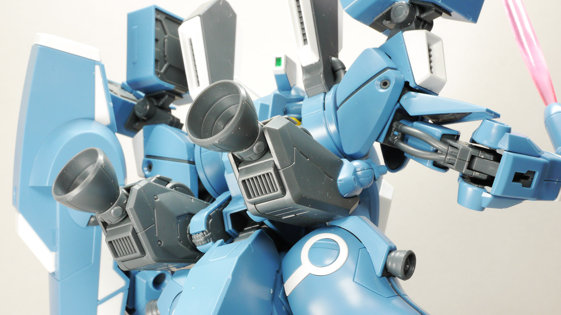 特異なスタイリングの機体を忠実に、かつ今っぽいデザインに落とし込んでいます。インコムはスタンドなどは付属せずにリード線でしか接続されませんので固定には少々苦労します。そのため曲がってしまっていますのでご了承くださいませ