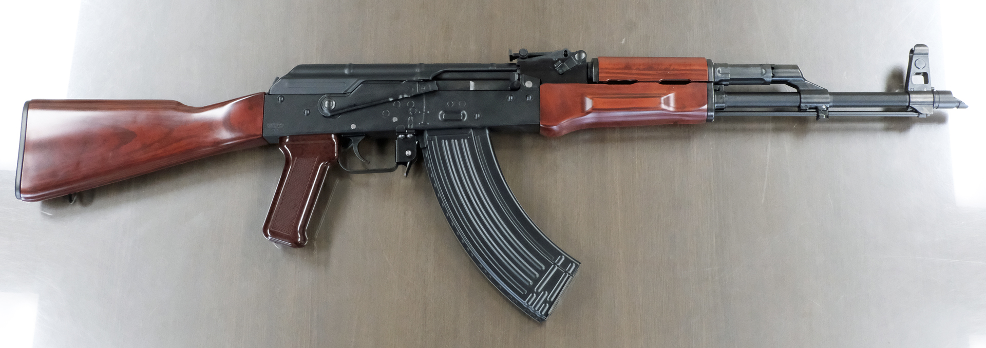無可動実銃や膨大な資料から作られたガスブローバックマシンガン「AKM」。話を聞いていくとその再現度に驚かされる