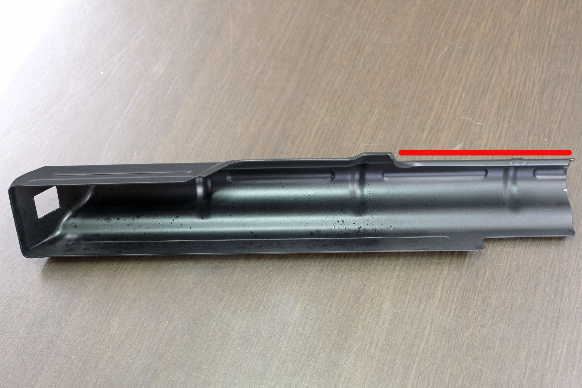 今の技術を用いても再現するのが中々難しくかったというプレス加工の質感。赤線の部分は折り返し処理が施されている
