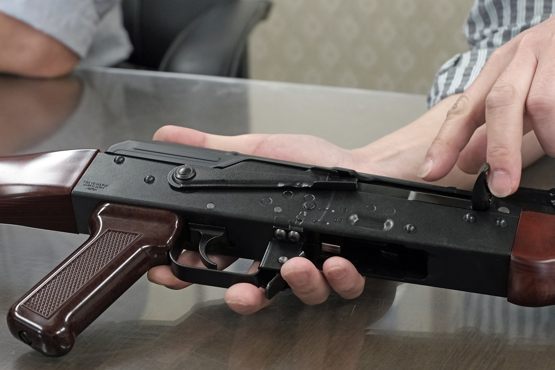 実銃ではセフティオンの位置にあっても、ある程度は後退するが、東京マルイでは誤作動防止の為に動かないようになっている