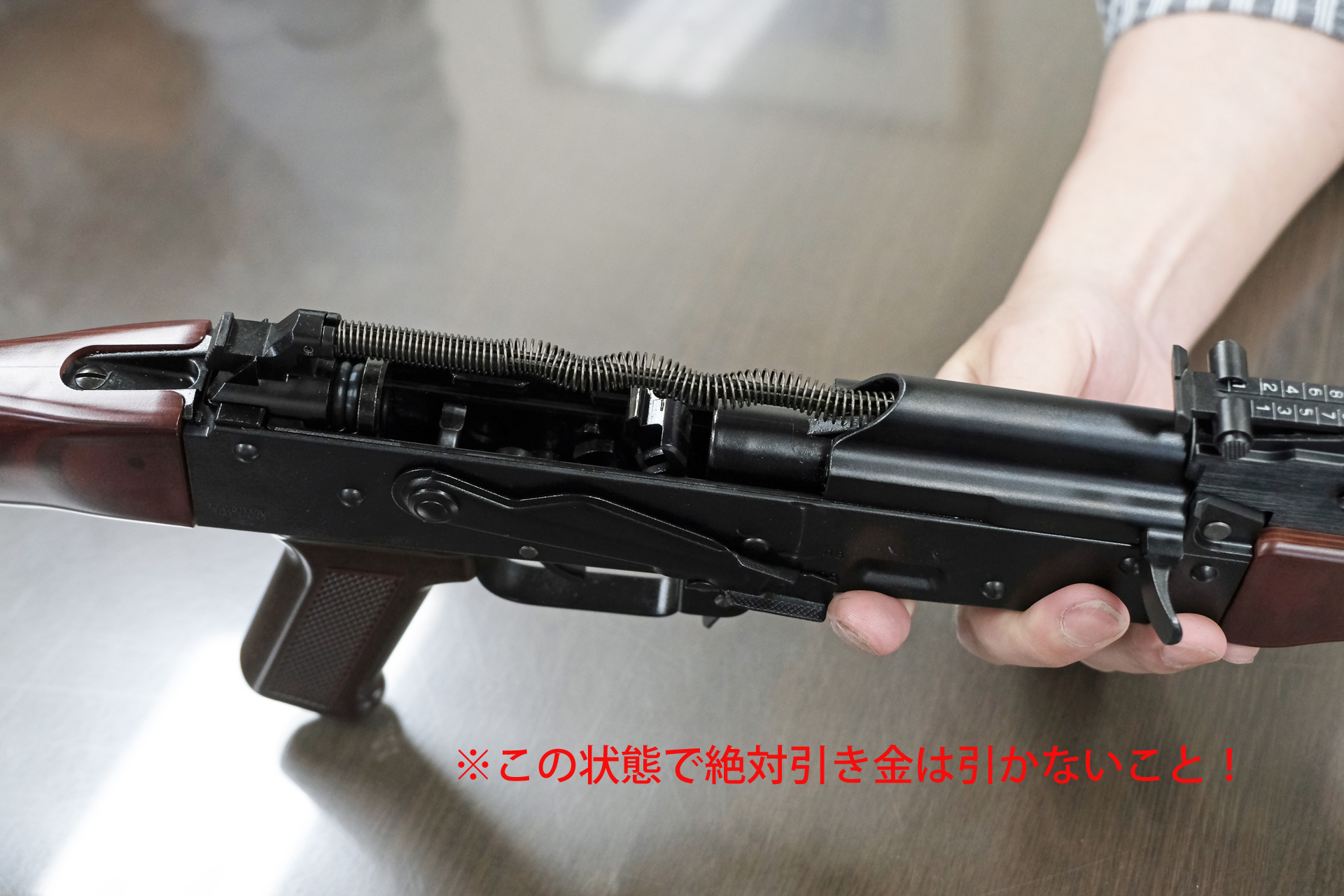 レシーバーカバーを外した状態。内部のデザインも実銃に極力近づけている