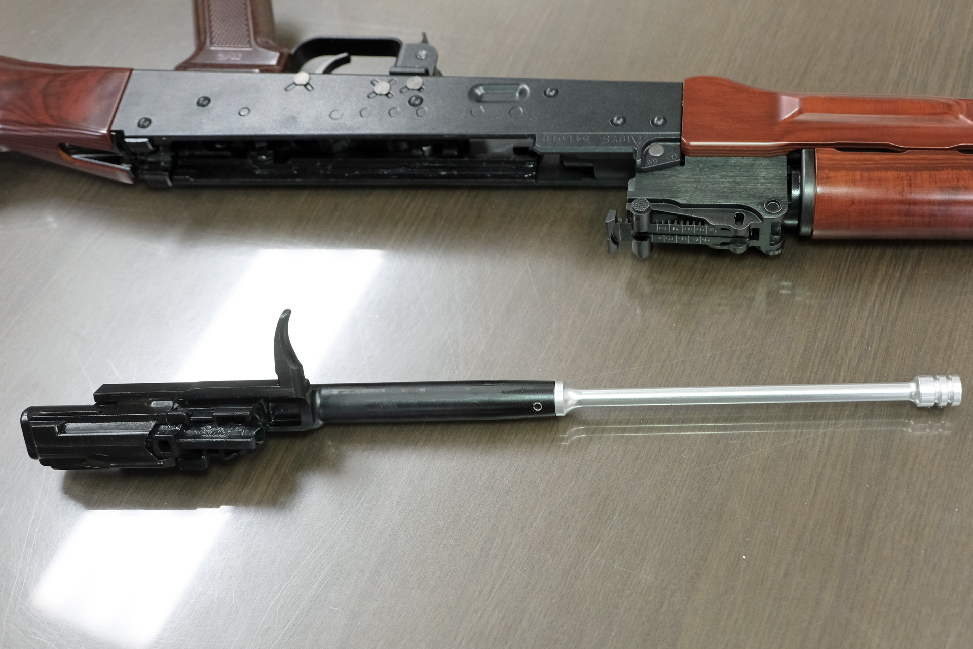 ボルトから繋がる銀色のガスピストンは本製品ではダミーだが、形状はリアルに再現。色もこだわったアルミ製だ