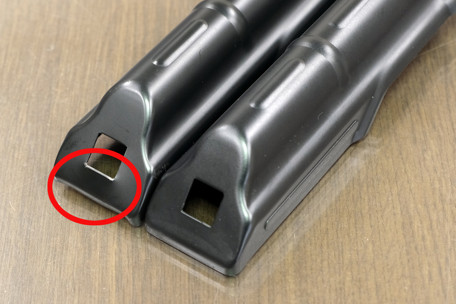 また、そうなると、向かって左の赤丸のようにレシーバーカバーが変形して交換しなければいけなくなるのだ