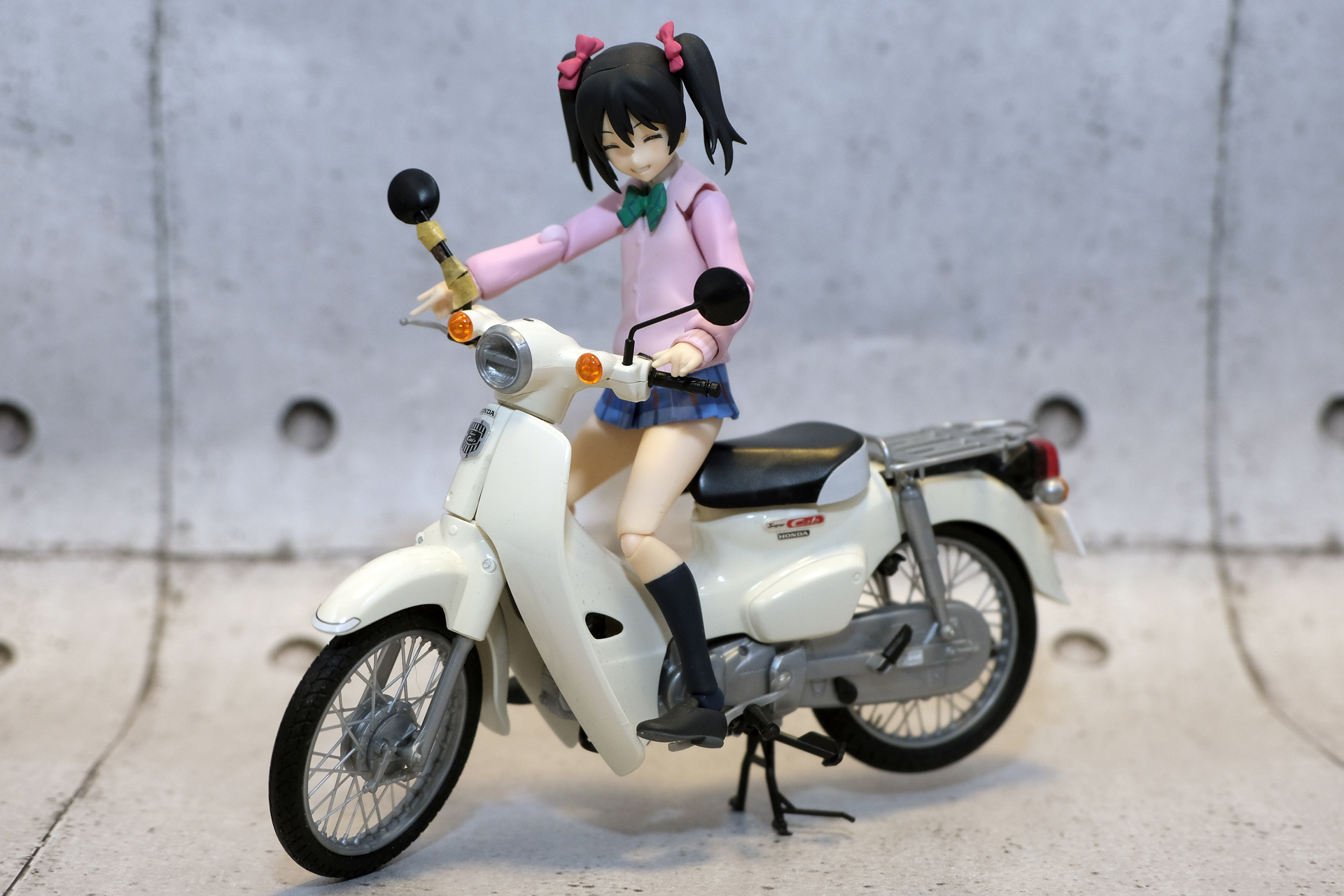 今回使用したフィギュアは、向かって右が「figma297 ラブライブ!　小泉花陽」、真ん中が「figma299 ラブライブ!　矢澤にこ」。左はバンダイガシャポンフィギュア「青白い人　1/12スケールフィギュア 4 女子」