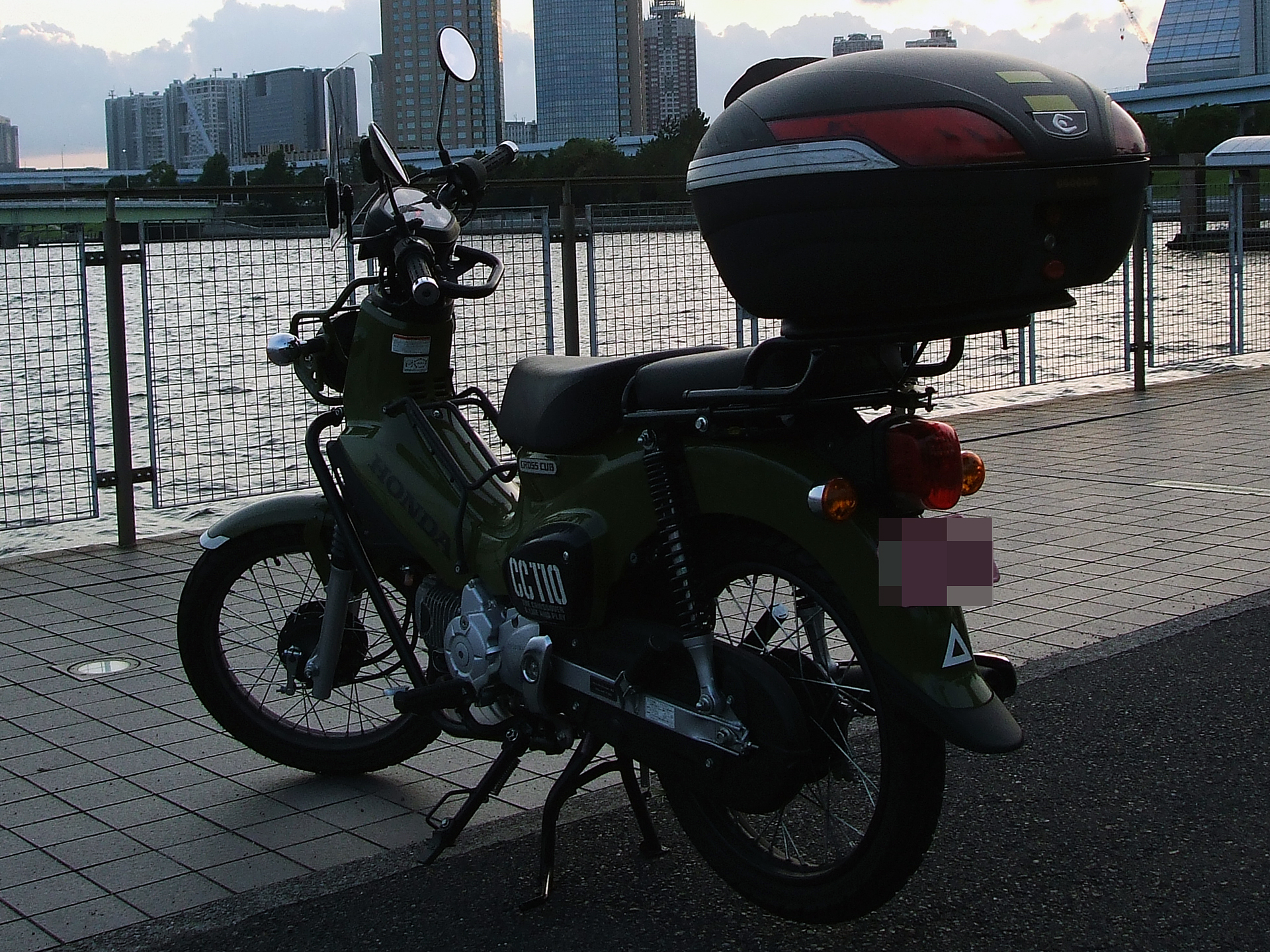 筆者の「クロスカブ　110」。アニメ「スーパーカブ」の主要キャラクター・礼子が乗っている「ハンターカブ　110」のリファインモデルで、この車体は2018年式。このクロスカブの大好評を受け、2020年3月には新型「ハンターカブ」が発売された