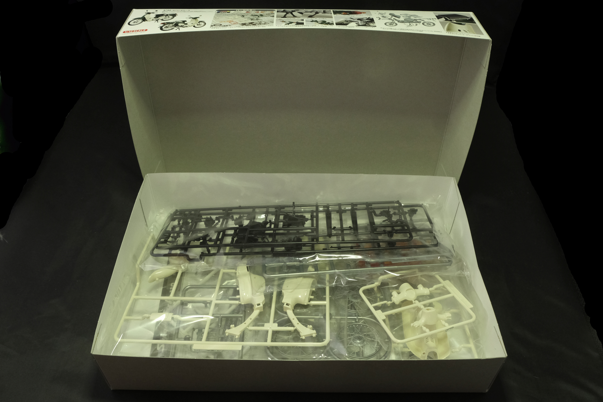 一見して部品点数が多く感じるが、パーツの間に余裕がある為で、部品点数はゴムタイヤ含めて70点程だ