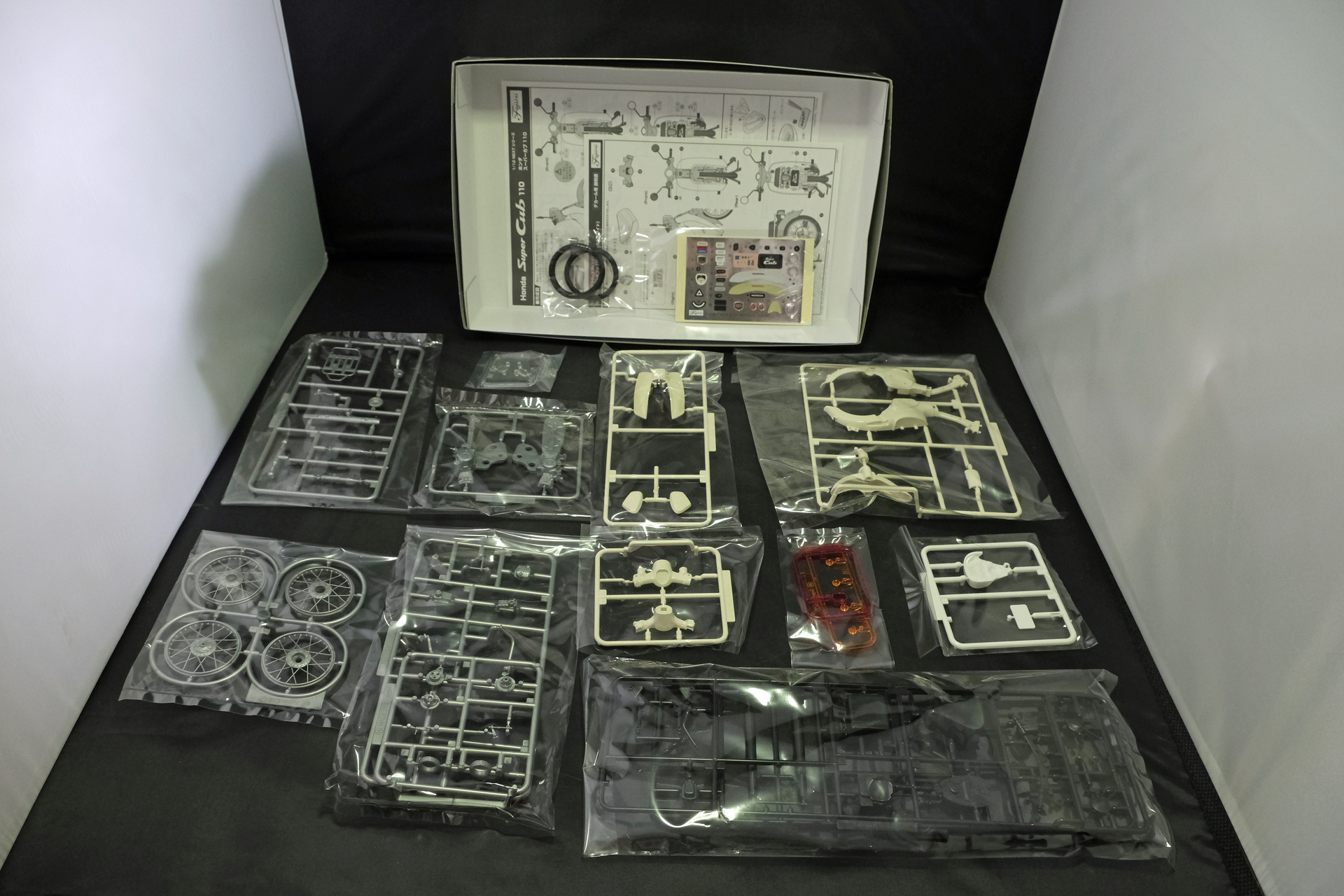 一見して部品点数が多く感じるが、パーツの間に余裕がある為で、部品点数はゴムタイヤ含めて70点程だ