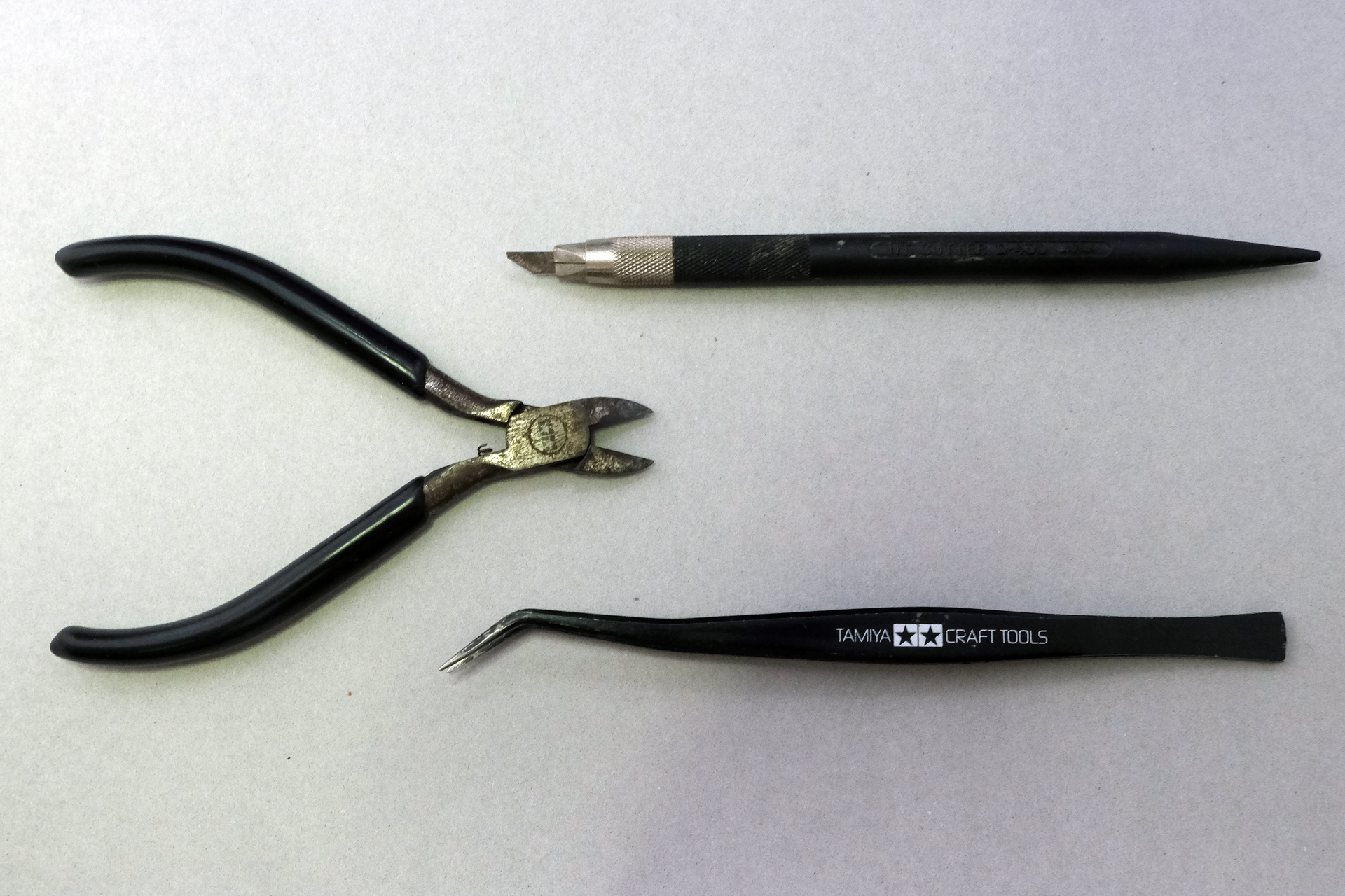 工具は必要最小限、プラスチック用ニッパー、ピンセット、デザインカッターの3つで挑む事にした