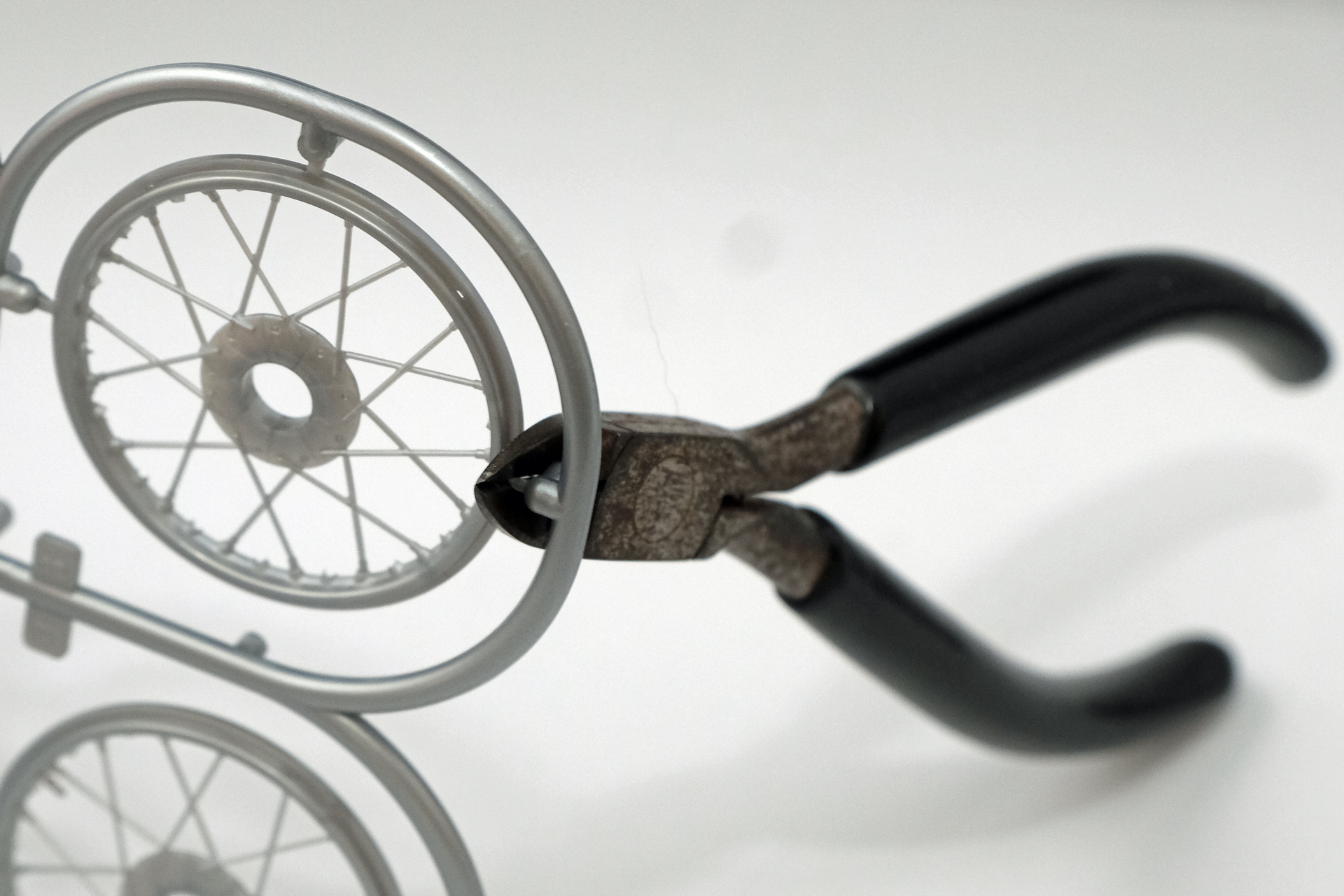 今や100円ショップでもプラスチック専用ニッパーが買えるが、プラモデル専用が使い易い。刃の背中をパーツ側にして切り放す