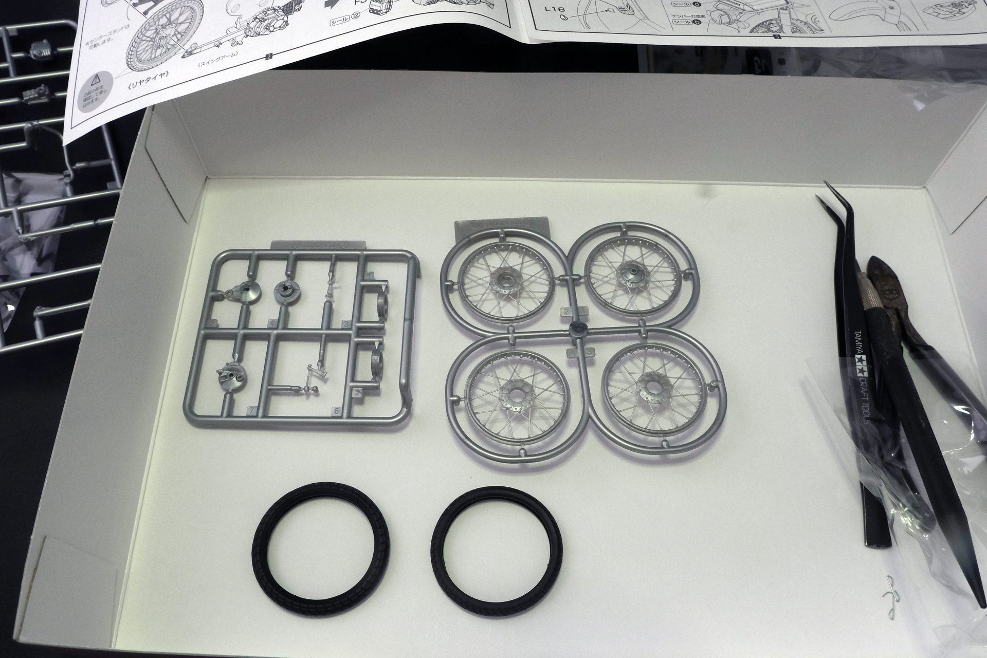 昭和の模型少年の王道、外箱を作業場にした