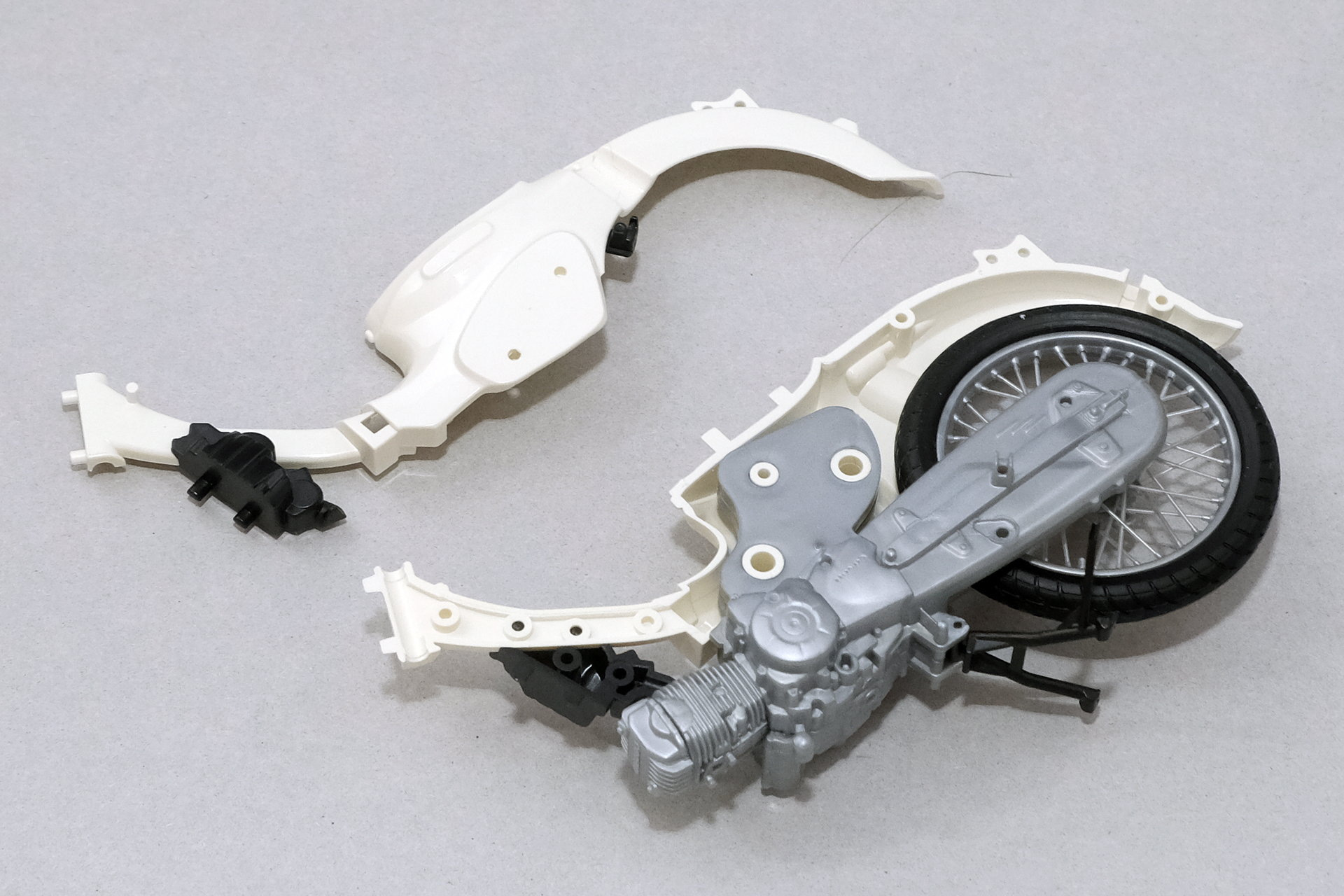 この時点でもうかなりオートバイらしいシルエットができた