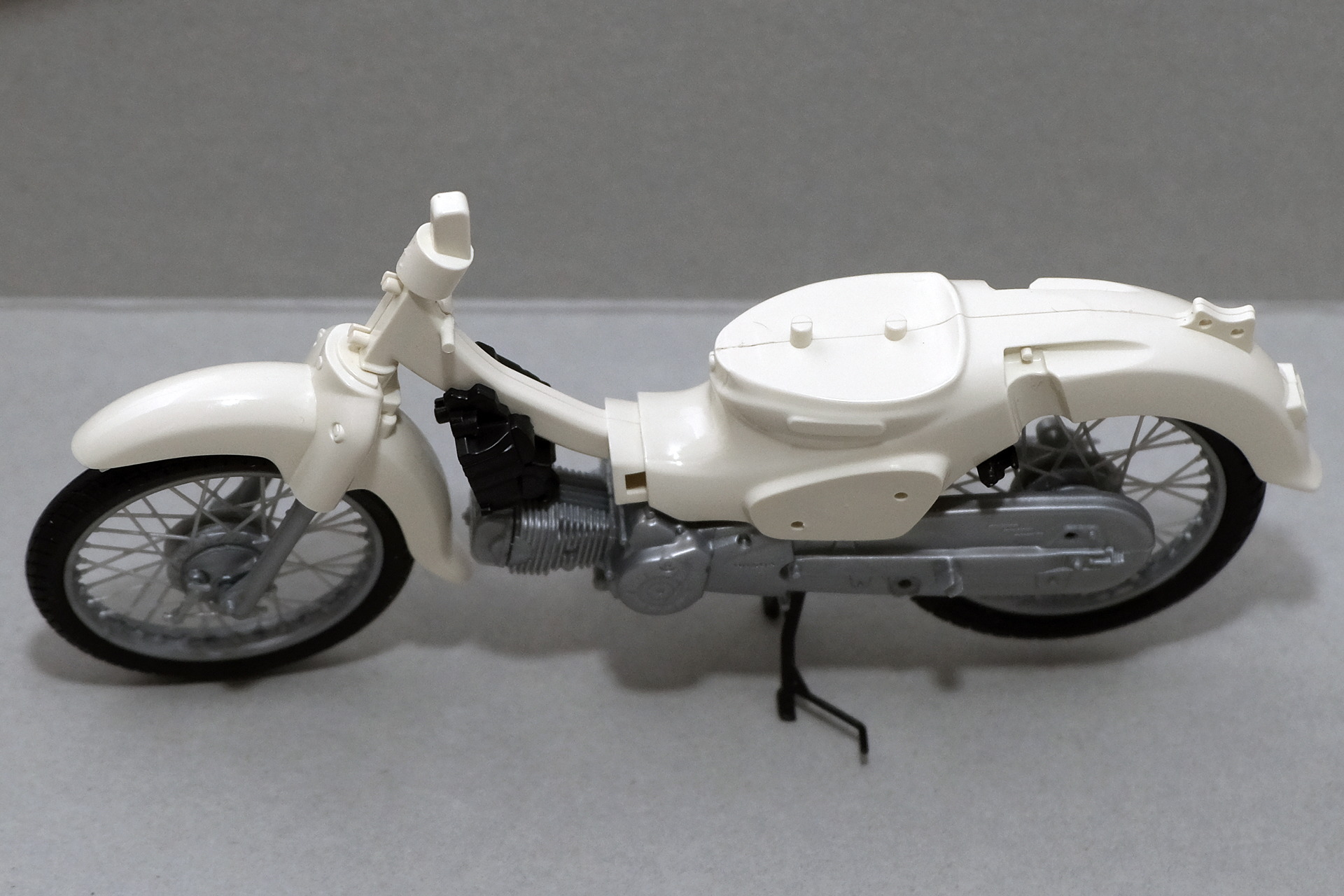 この時点でもうかなりオートバイらしいシルエットができた