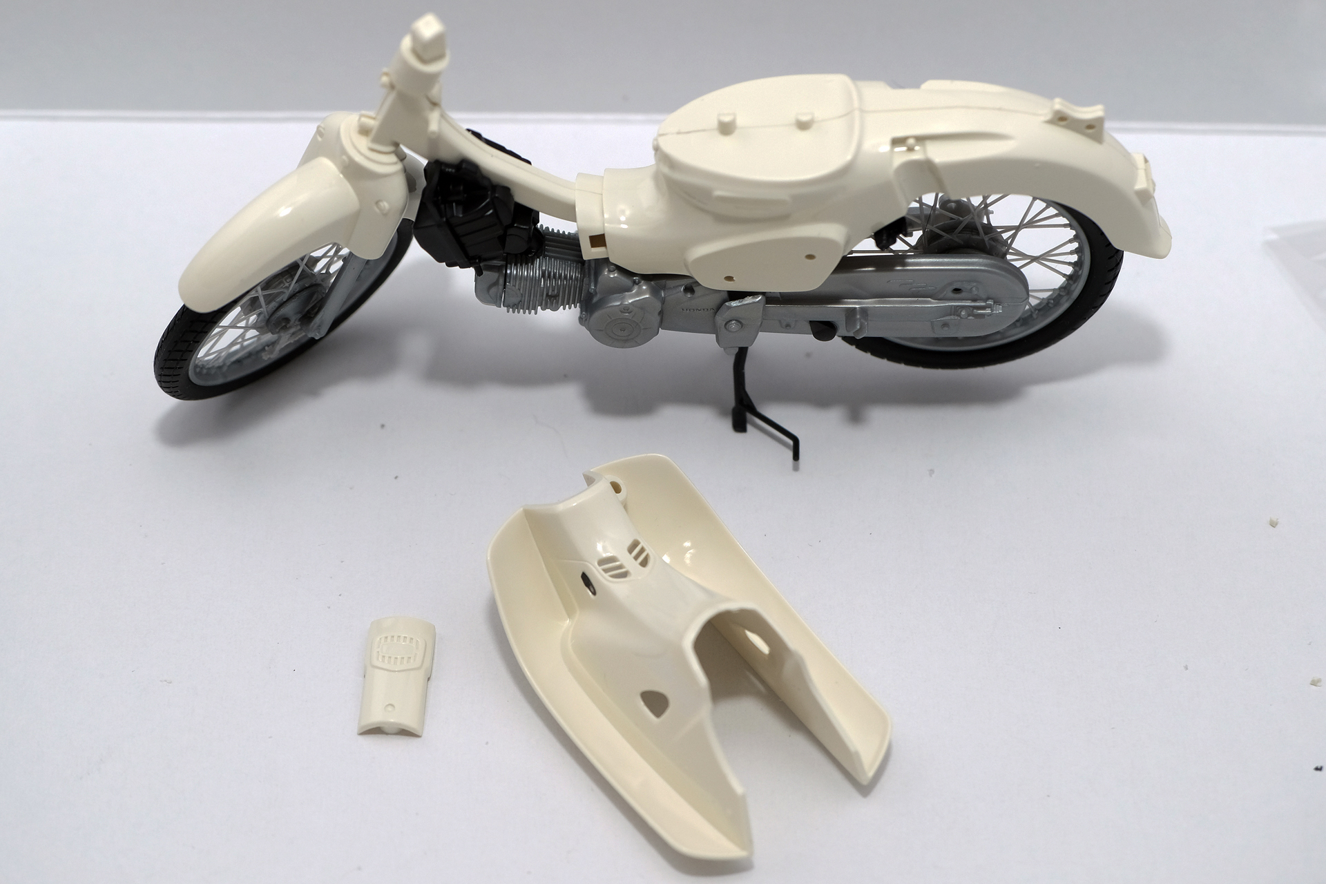 本田宗一郎が自ら原型を削ったと言われるレッグシールド。特徴を良く再現している