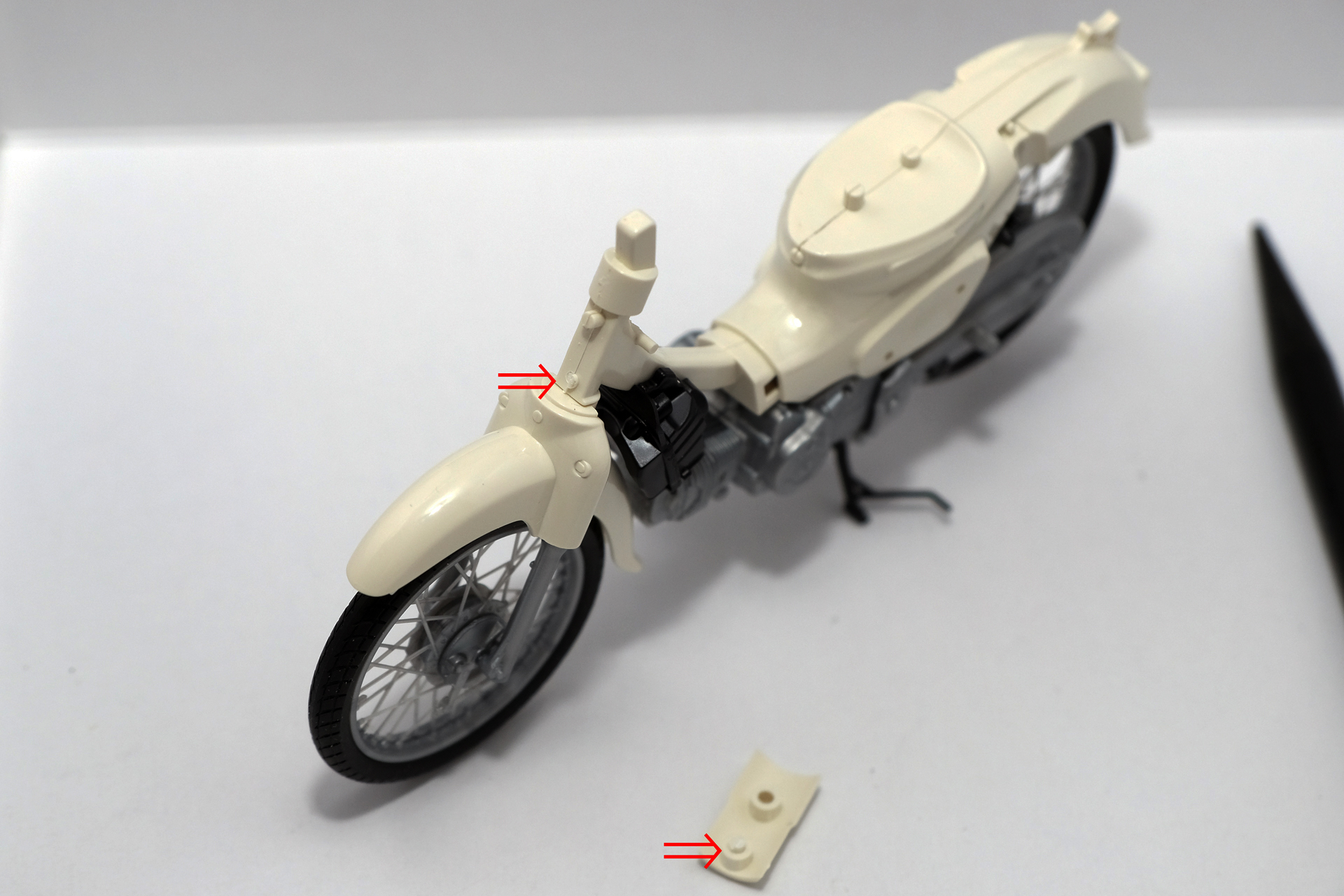 問題発生。ホーンカバーがうまく収まらず、力を入れたら下の凸部分が折れてしまった