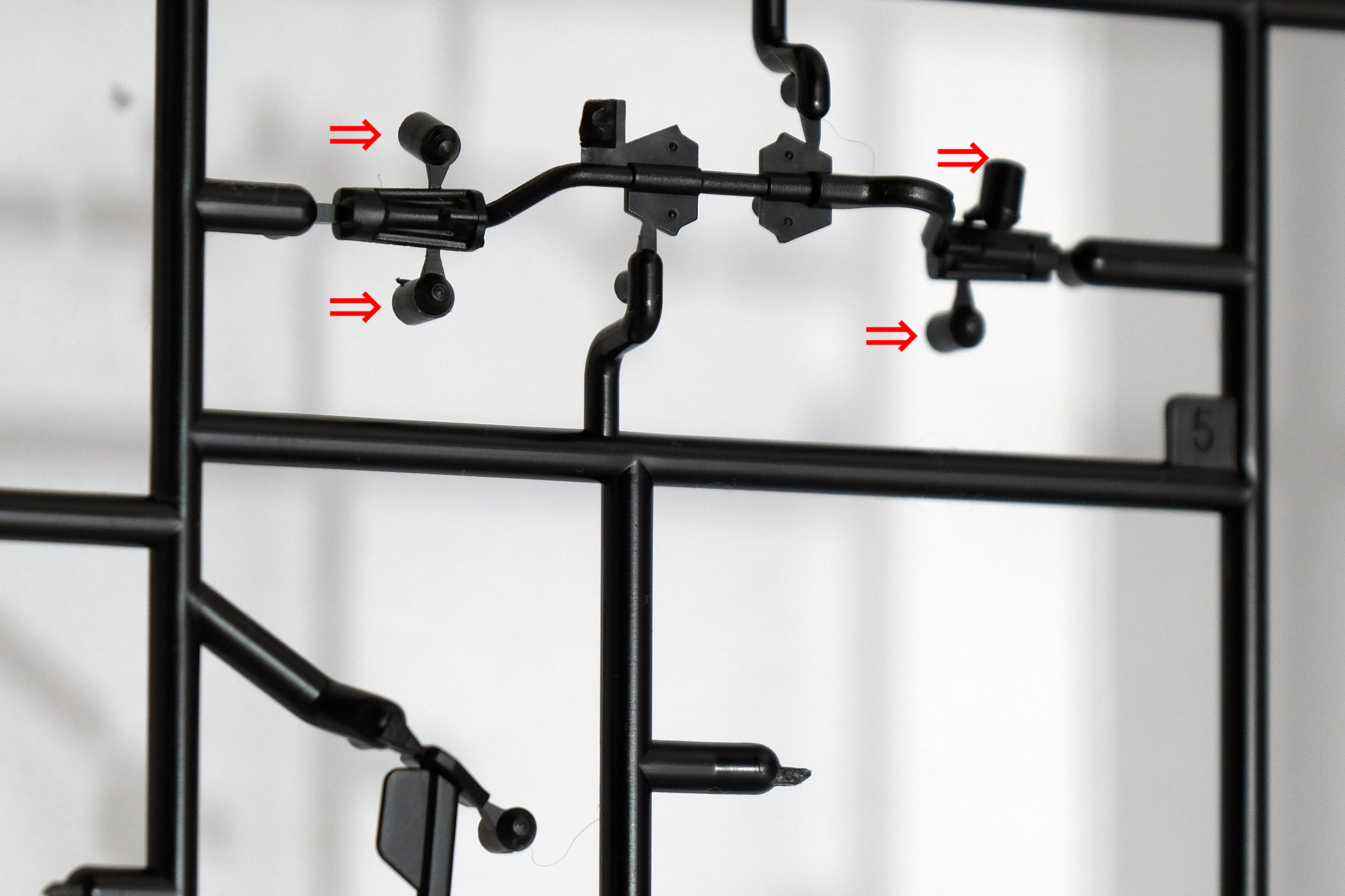 脚を乗せるステップ部分は細いので折らない様に注意。原料を金型に流し入れる時の空気穴、「ダボ」も慎重に切り放す