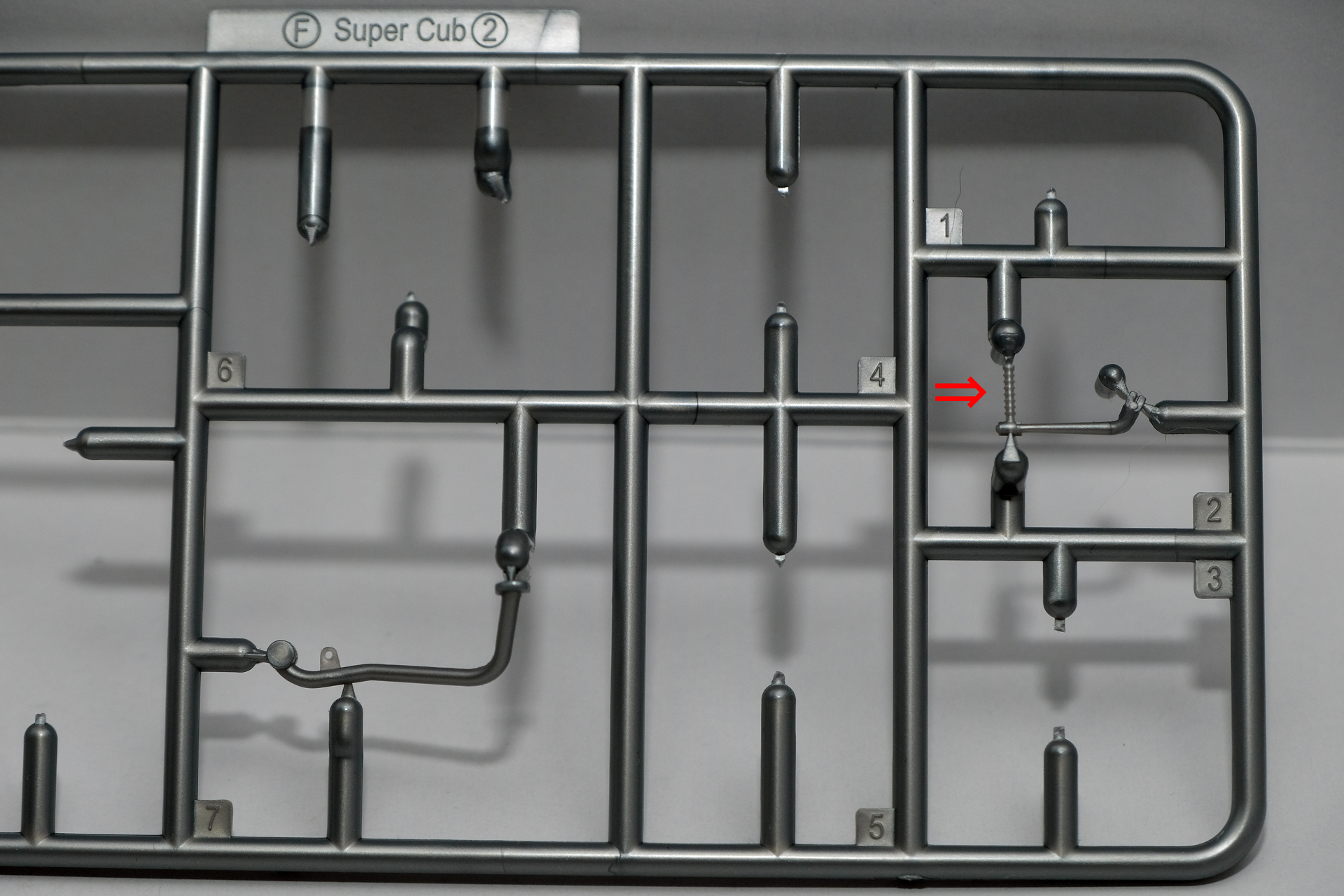 アニメで印象的な使われ方をした、エンジン始動用のキックペダルも再現。やはり小さくて細いので注意しよう