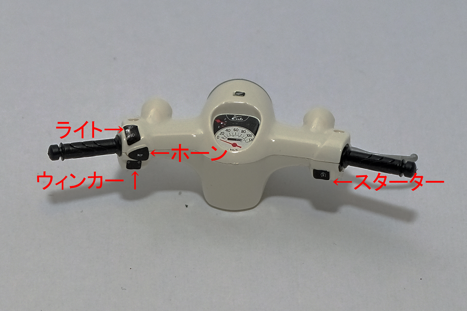 ハンドル周りの細かなシールの貼り付けもピンセットで何とかこなせた