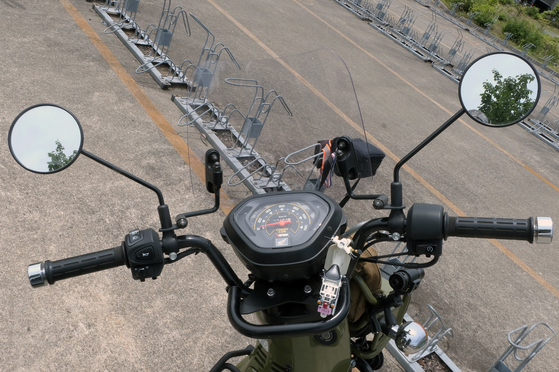 参考に「クロスカブ」のハンドル周り