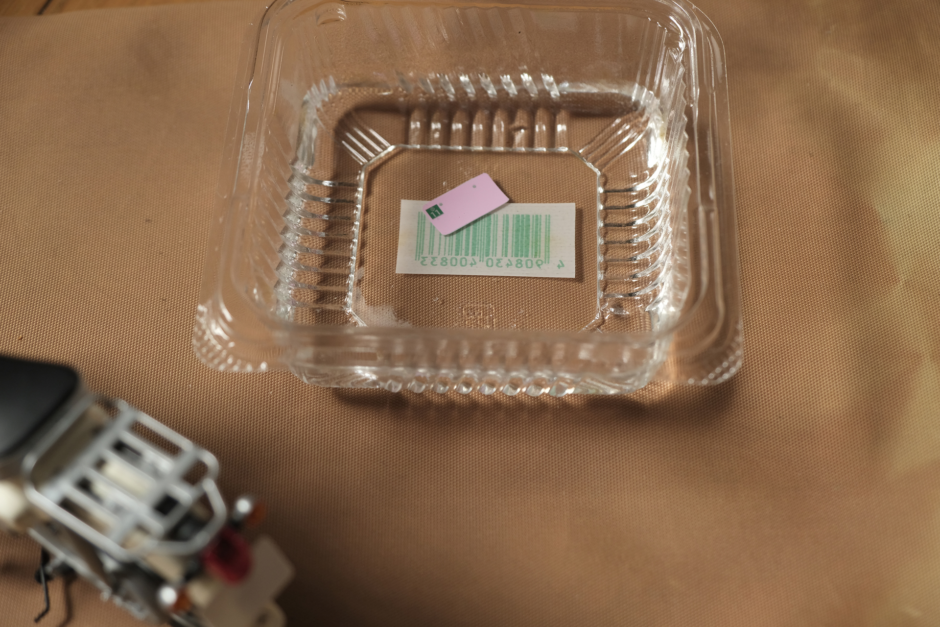 デカールの剥離にはプチトマトの空き容器を利用