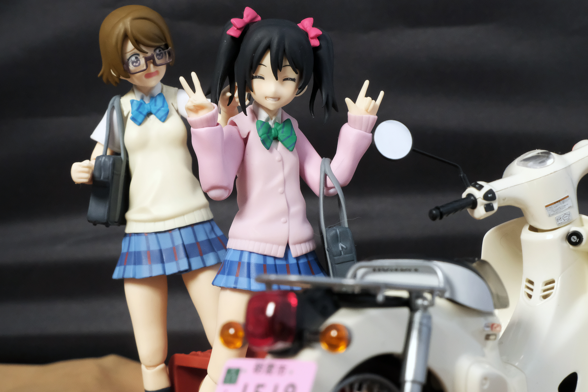 「あ、今話題のスーパーカブだ～跨がらせてもらっちゃお～」、「止めといた方が良いよ～」