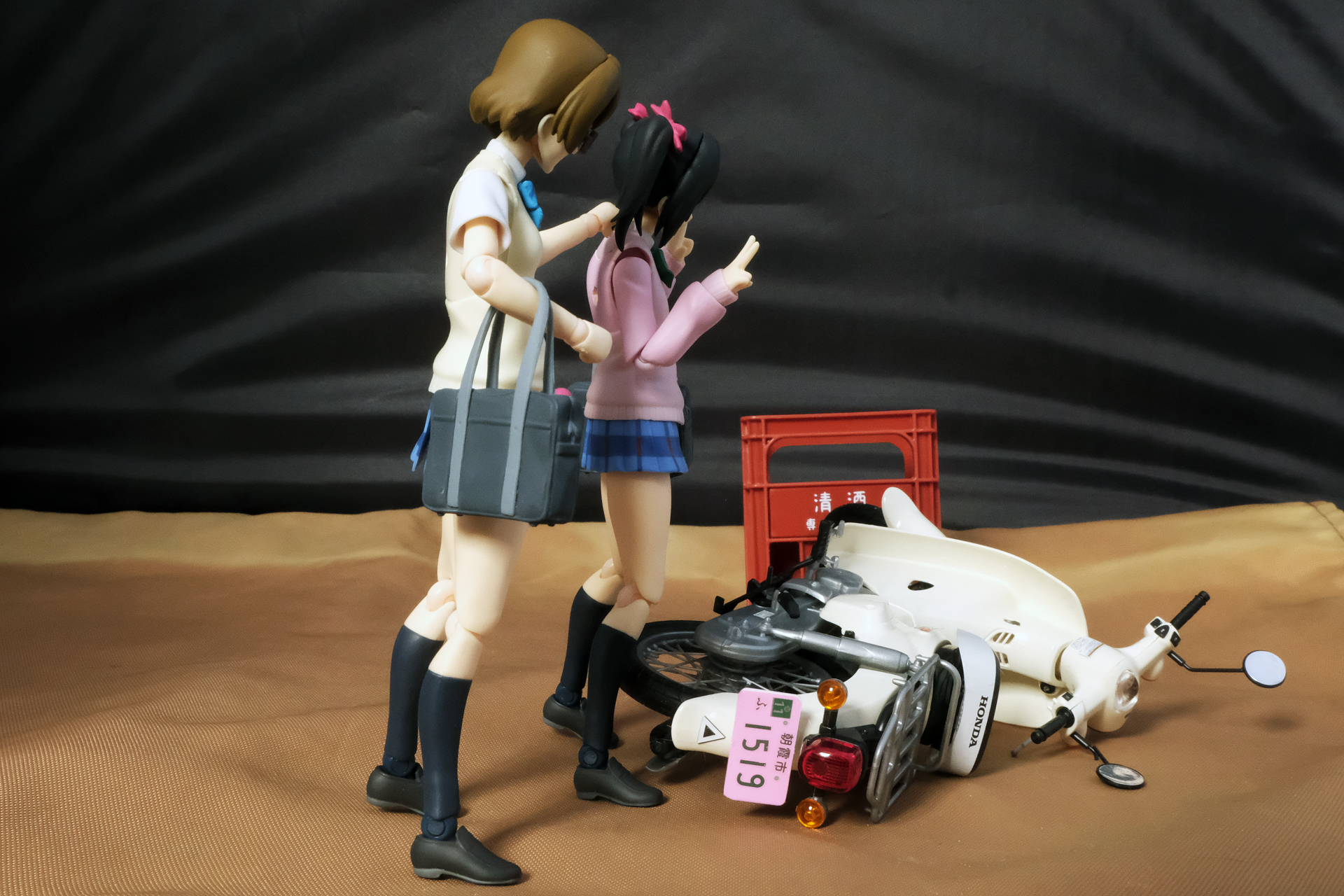 ガシャン！ 「……」、「!!」