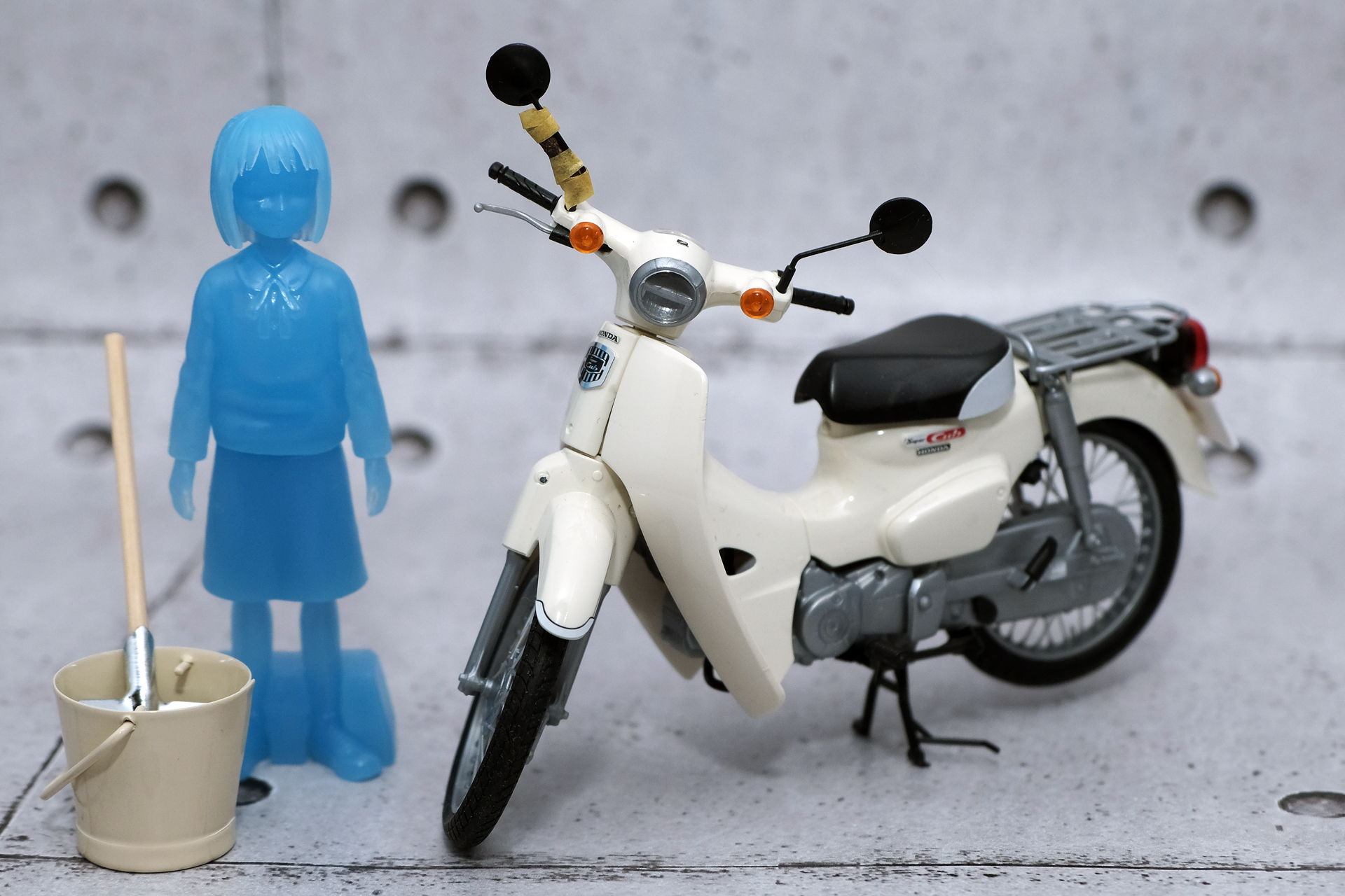 今回使用したフィギュアは、向かって右が「figma297 ラブライブ!　小泉花陽」、真ん中が「figma299 ラブライブ!　矢澤にこ」。左はバンダイガシャポンフィギュア「青白い人　1/12スケールフィギュア 4 女子」