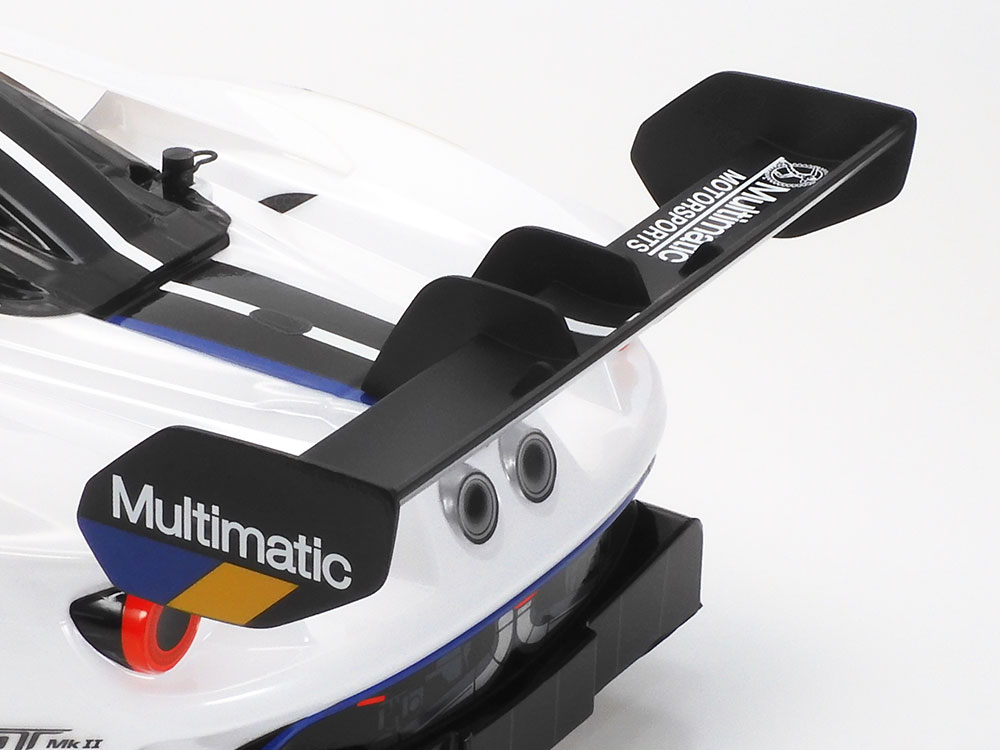 GTマシンに見られる吊り下げ式のステーで支えられた大型リヤウイング