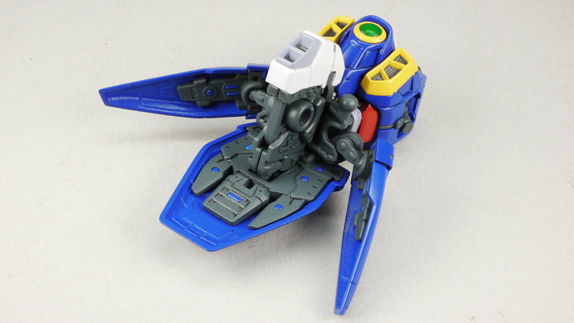 腰部の裏側はディテールもあいまってとてもメカメカしいです