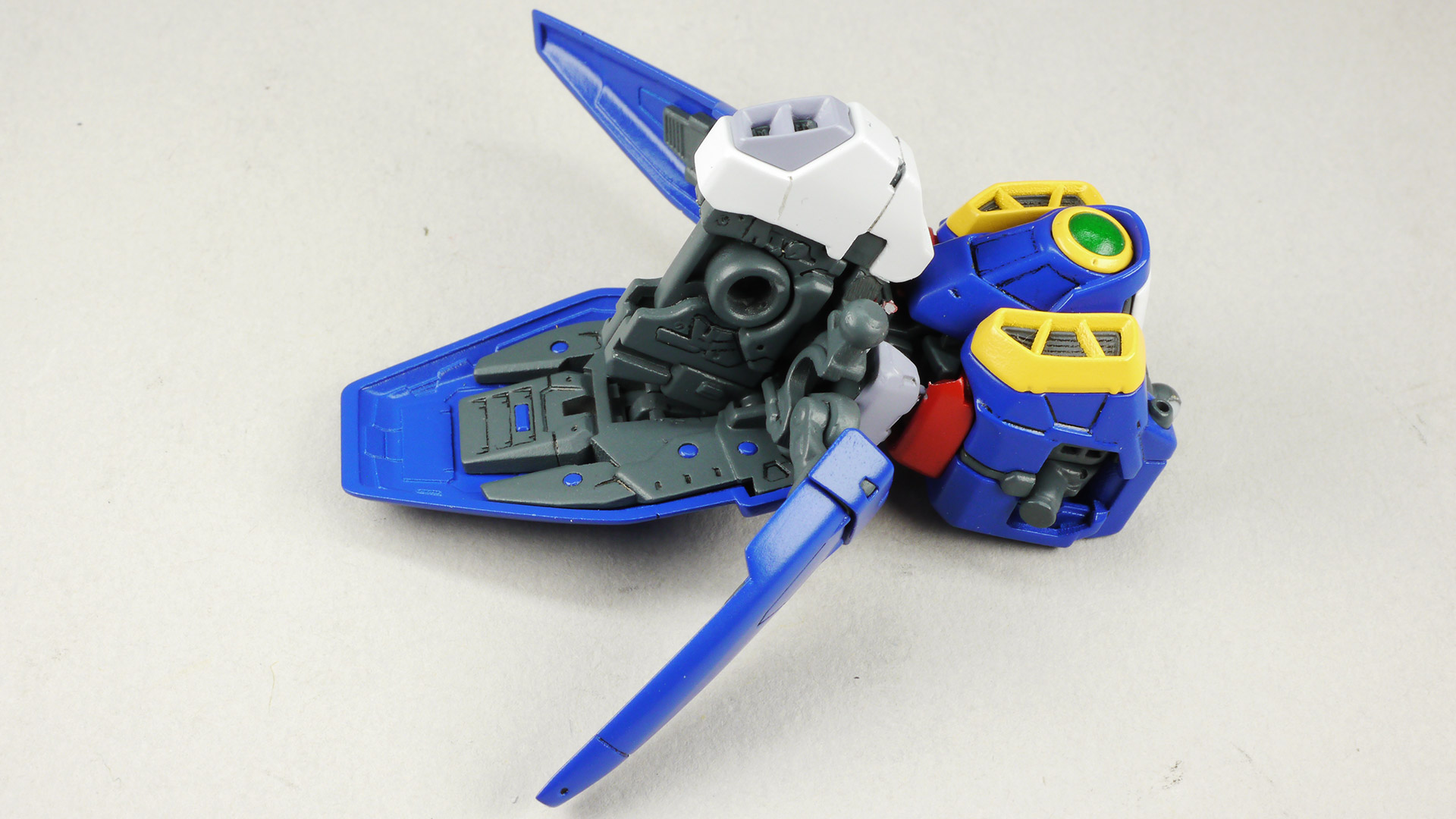 脚部取り付け穴は下側にスイングします。これは新しいバード形態を実現するための機構です