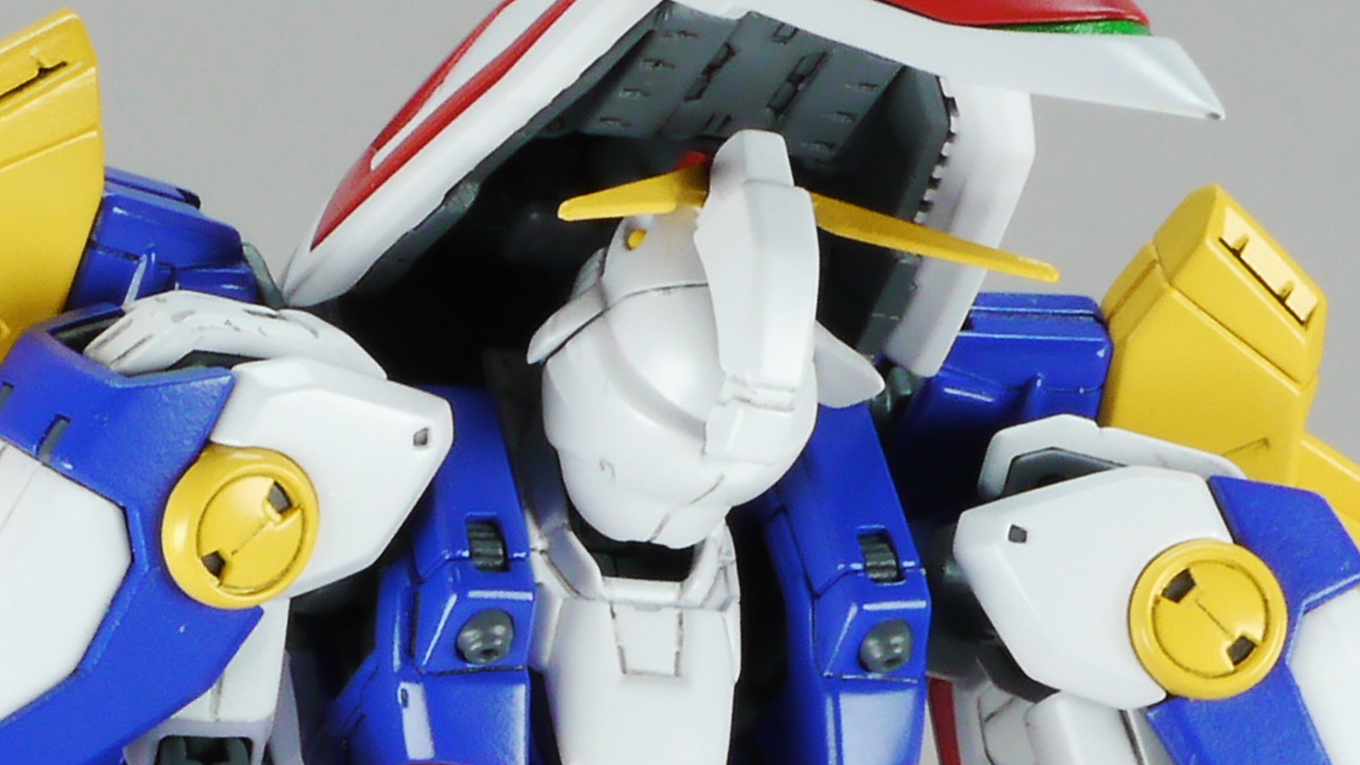 顔面を中心にヘルメット前後で挟み込むタイプの一般的な組み立て方です。サンプルのようにスミ入れなど行うとビシっとしまってかっこいい頭部になります