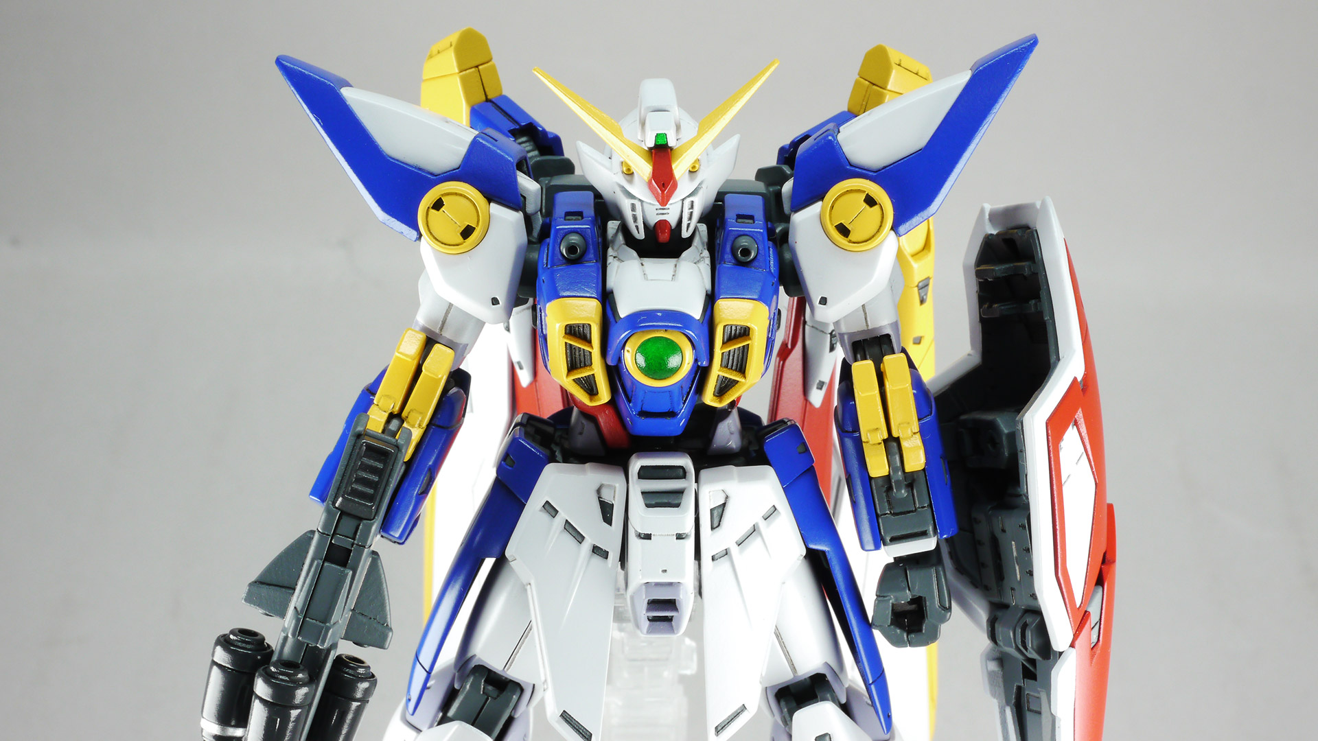 胸部の可動と肩の引き出し機構で結構な可動性能があります