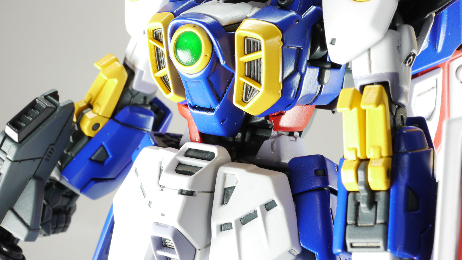 胸部の可動と肩の引き出し機構で結構な可動性能があります