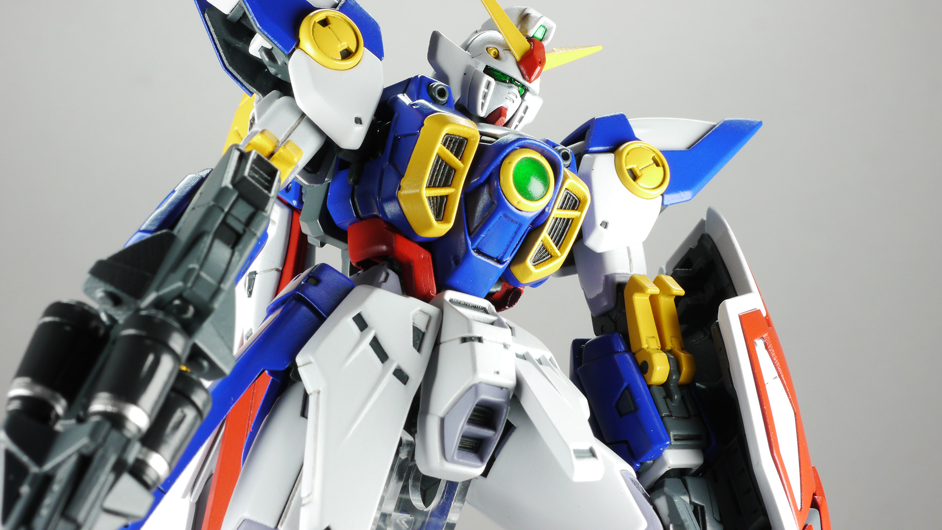 胸部の可動と肩の引き出し機構で結構な可動性能があります