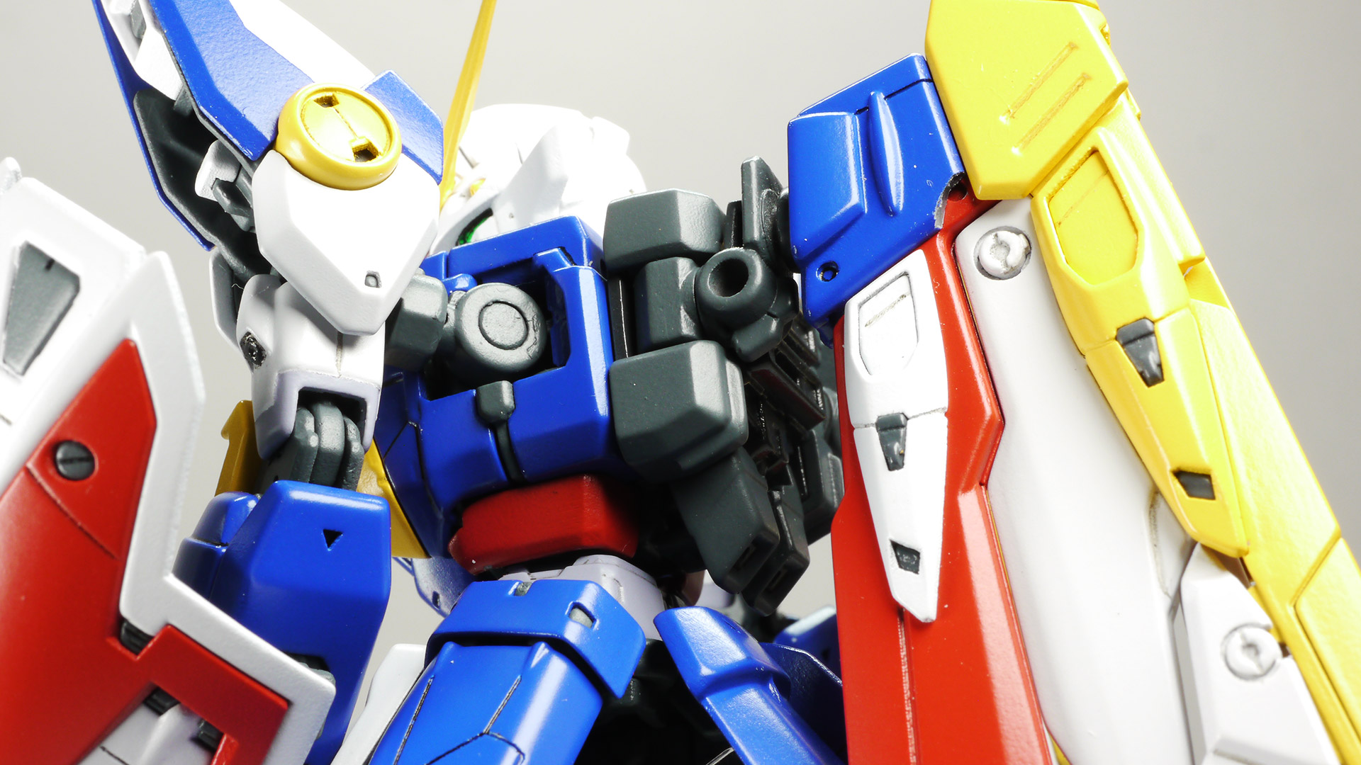 胸部の可動と肩の引き出し機構で結構な可動性能があります