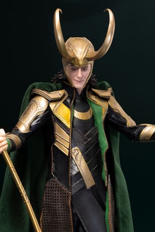 アベンジャーズ」より、不敵に笑うスーパーヴィラン「ロキ」の