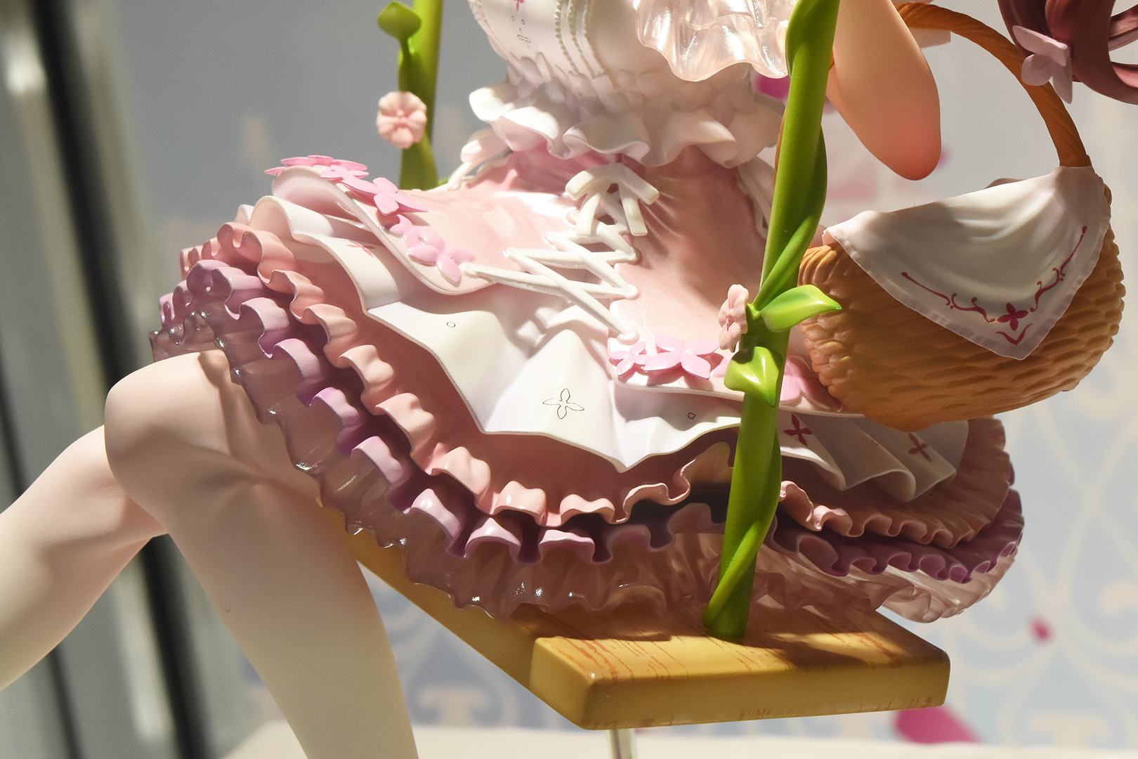 スカートのひらひらの層でも、クリアパーツが使われている