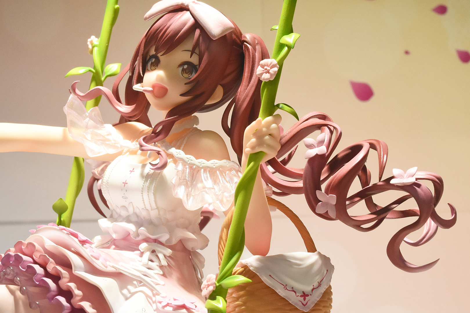 衣装に合った赤茶の髪色。花の飾りが付いているのも可愛らしい