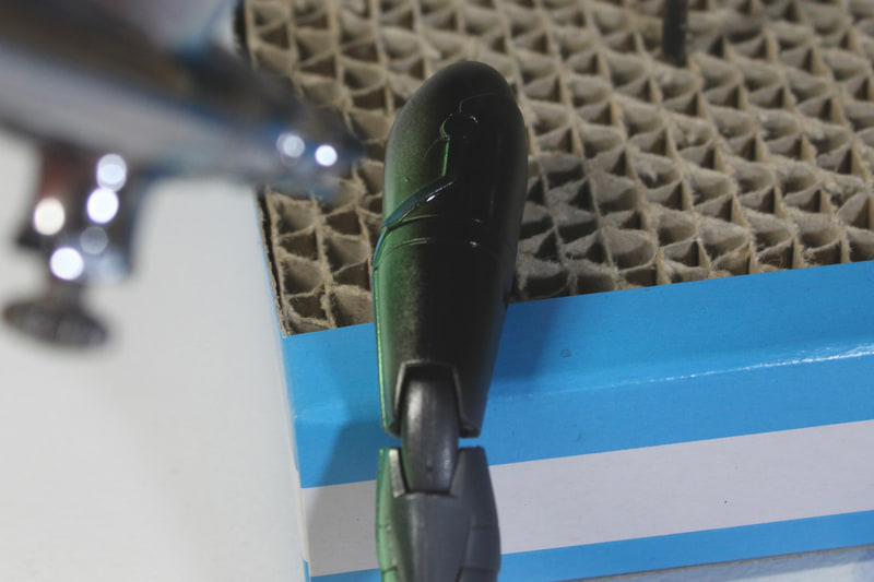 作業中。蛍光グリーンの箇所がみるみる黒くなっていきます。マスキング、大丈夫かなぁ～