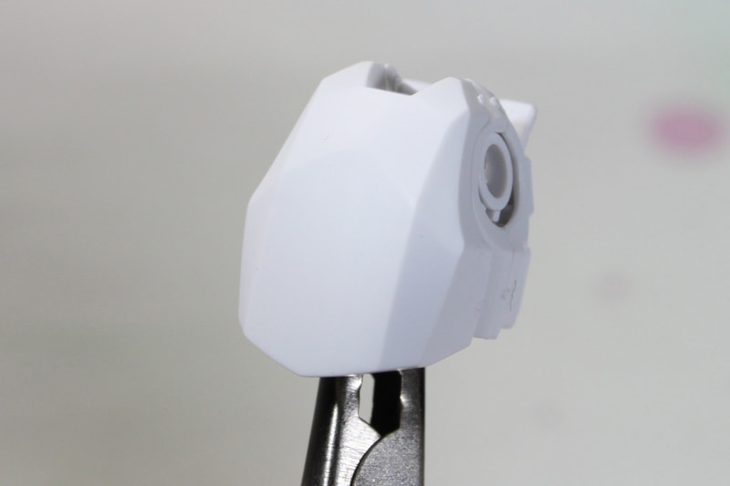 ボディの、背中の白い部分ですが、これにルビーレッドを吹くと……