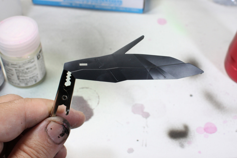 髪の毛を黒で塗装中。たぷたぷ気味に、けっこう分厚く塗っています。